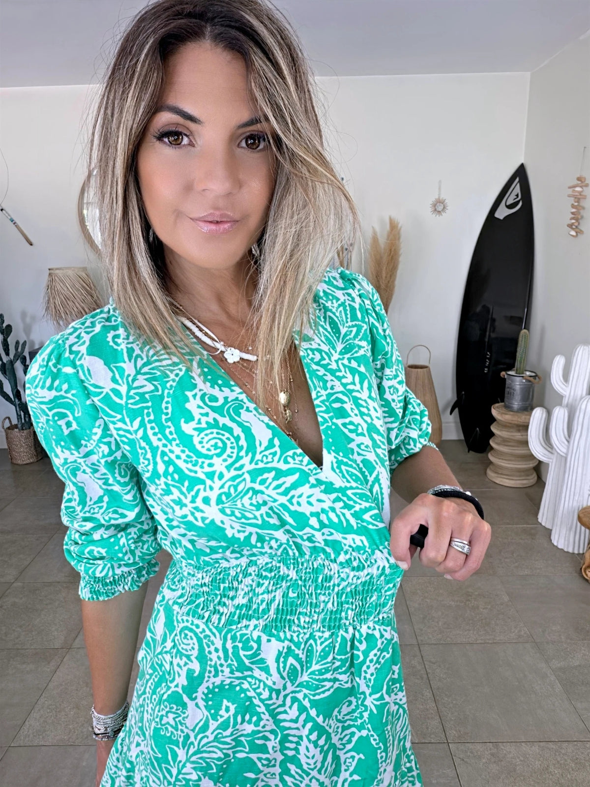 Robe blanche à imprimé vert vif - 𝐌𝐚𝐫𝐢𝐧𝐚𝟒𝟒𝐟𝐚𝐦𝐢𝐥𝐲