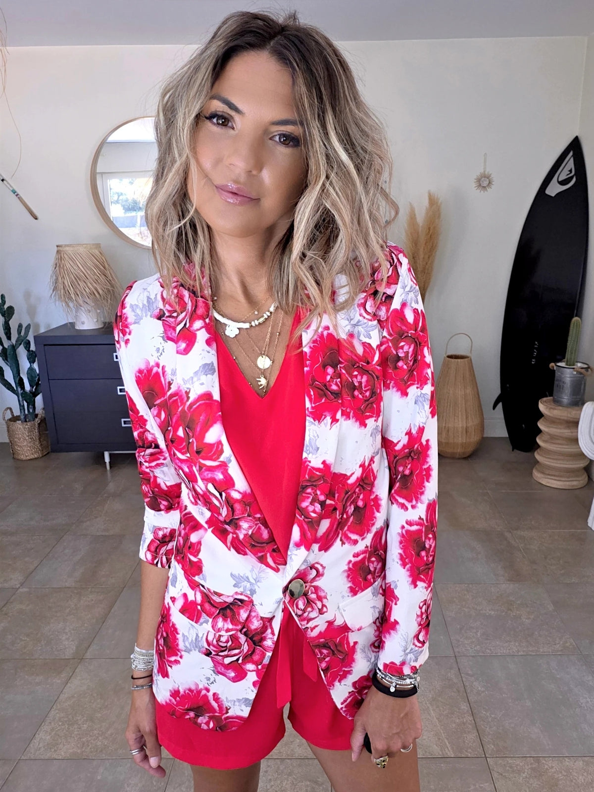 Veste blanche à imprimé flower rouge - 𝐌𝐚𝐫𝐢𝐧𝐚𝟒𝟒𝐟𝐚𝐦𝐢𝐥𝐲
