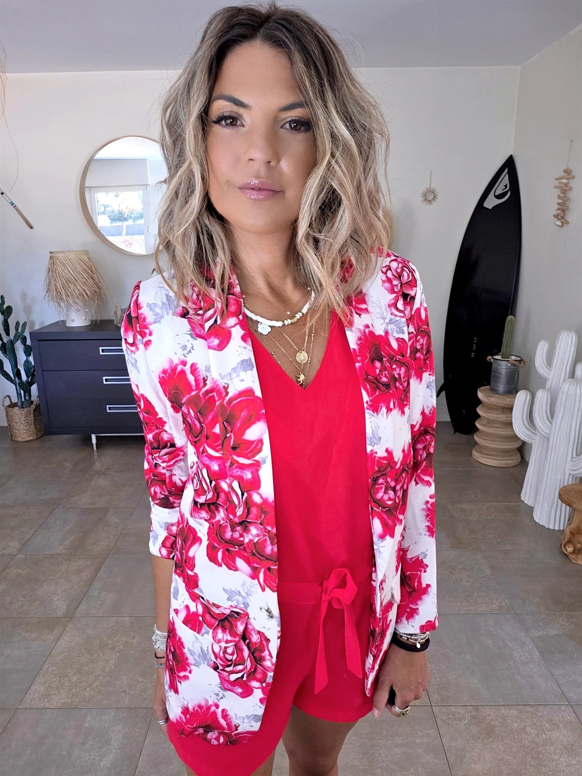 Veste blanche à imprimé flower rouge - 𝐌𝐚𝐫𝐢𝐧𝐚𝟒𝟒𝐟𝐚𝐦𝐢𝐥𝐲