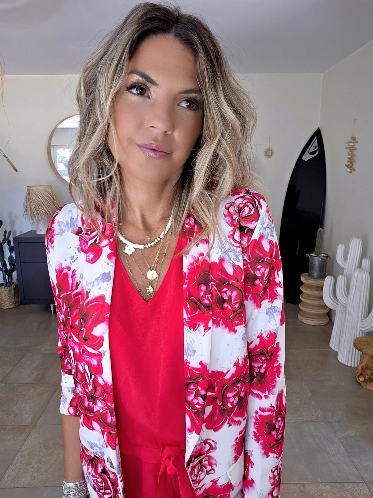 Veste blanche à imprimé flower rouge - 𝐌𝐚𝐫𝐢𝐧𝐚𝟒𝟒𝐟𝐚𝐦𝐢𝐥𝐲