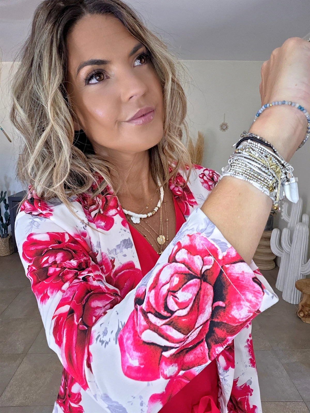 Veste blanche à imprimé flower rouge - 𝐌𝐚𝐫𝐢𝐧𝐚𝟒𝟒𝐟𝐚𝐦𝐢𝐥𝐲