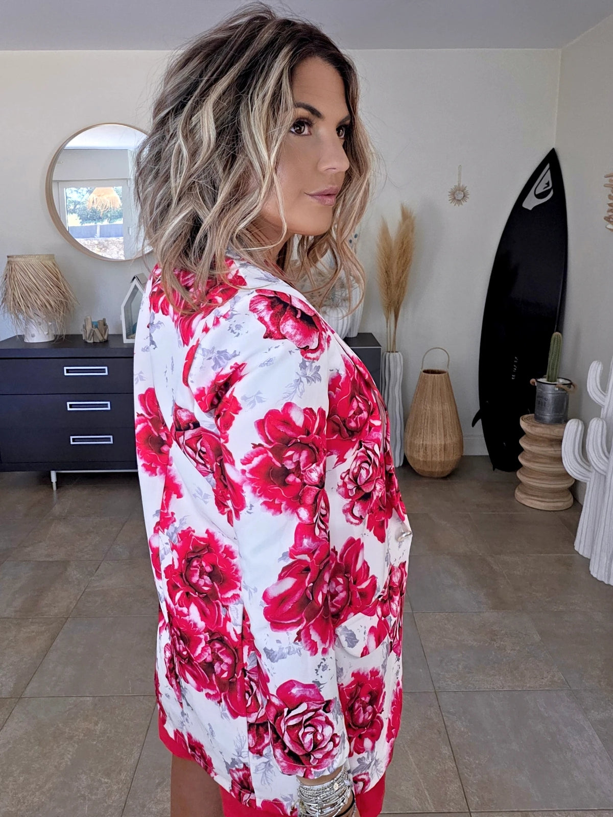 Veste blanche à imprimé flower rouge - 𝐌𝐚𝐫𝐢𝐧𝐚𝟒𝟒𝐟𝐚𝐦𝐢𝐥𝐲