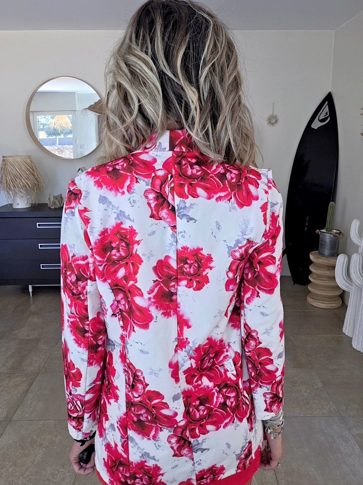 Veste blanche à imprimé flower rouge - 𝐌𝐚𝐫𝐢𝐧𝐚𝟒𝟒𝐟𝐚𝐦𝐢𝐥𝐲