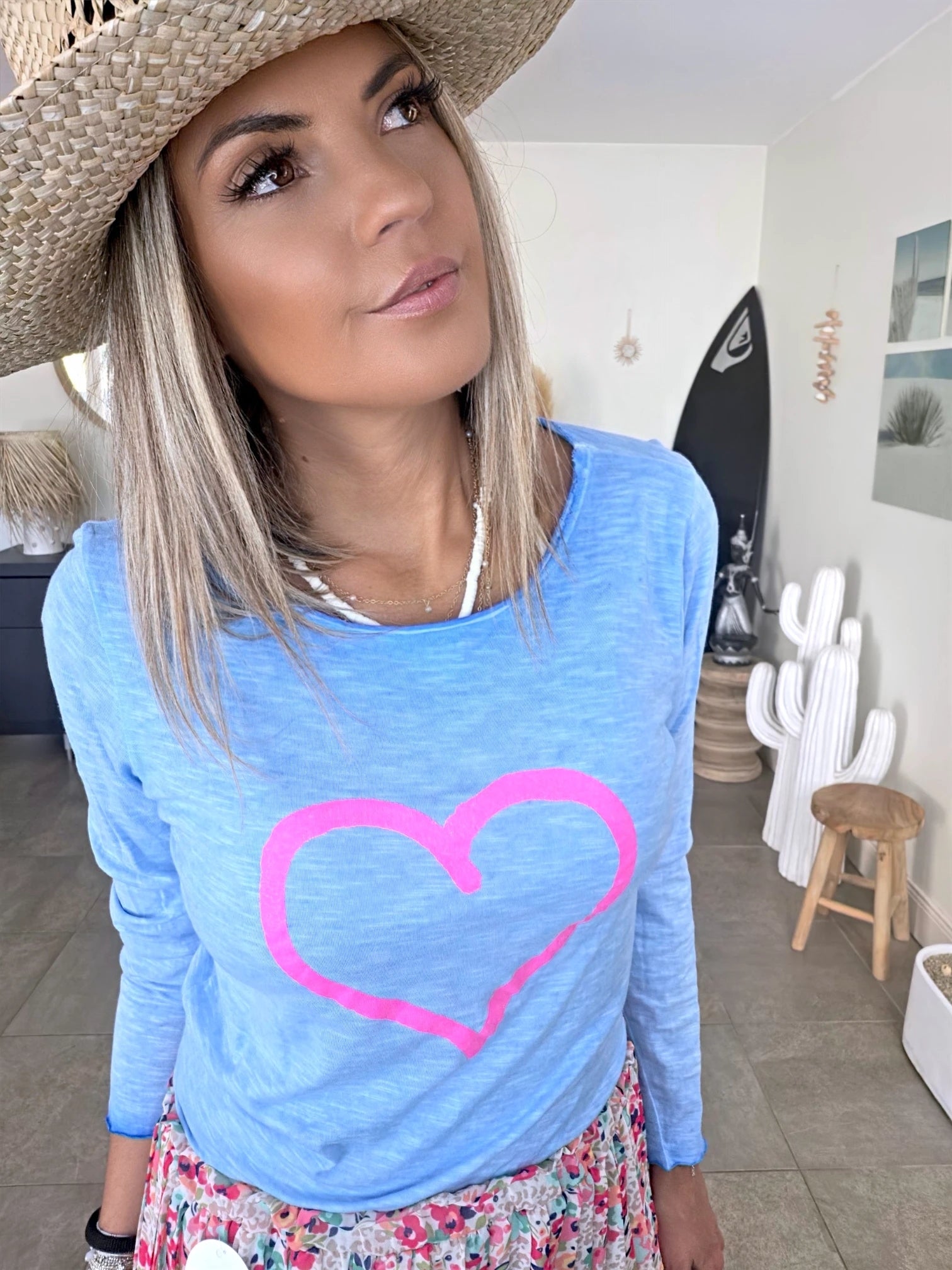 T-shirt coeur bleu et rose fluo