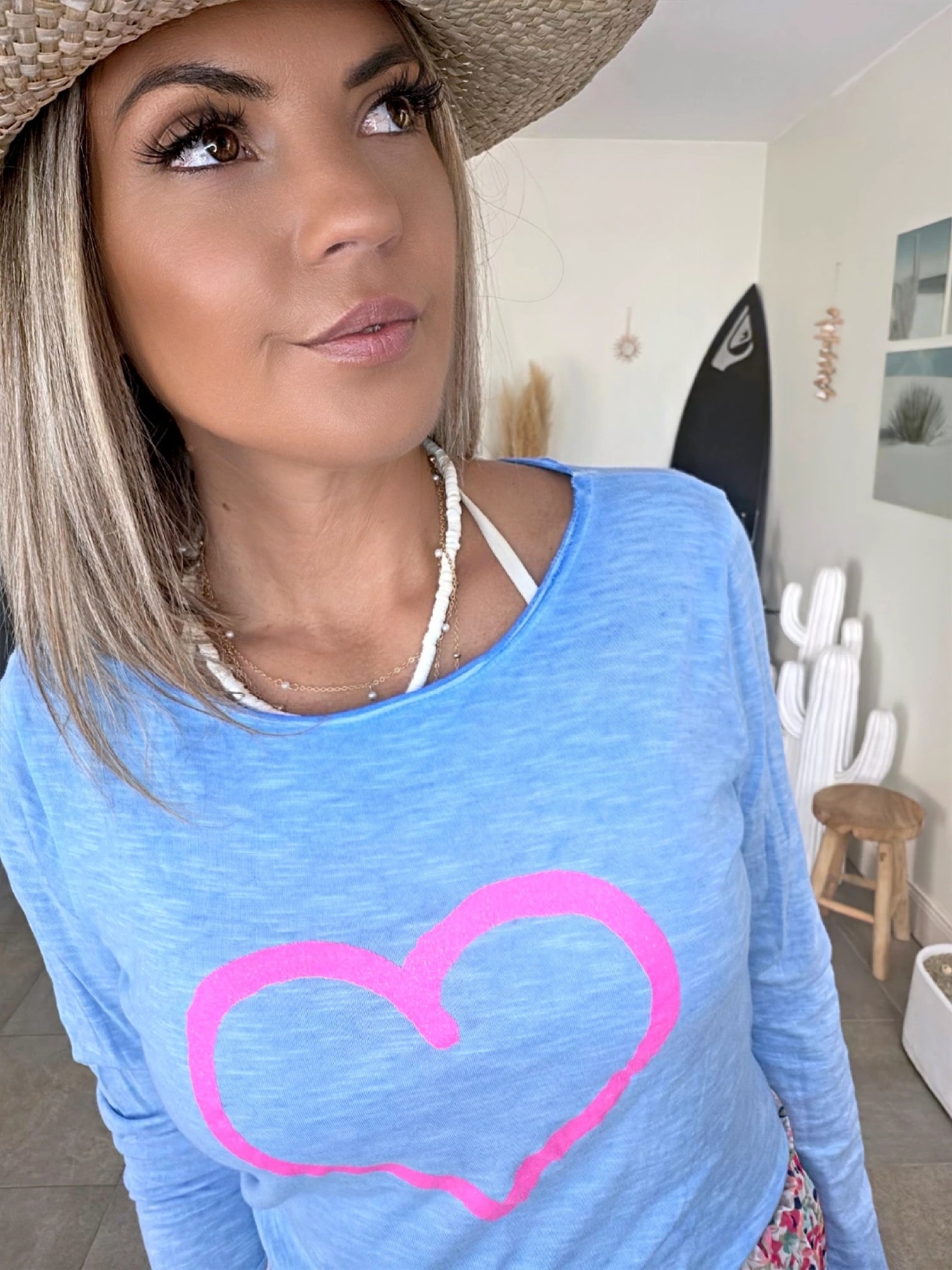 T-shirt coeur bleu et rose fluo