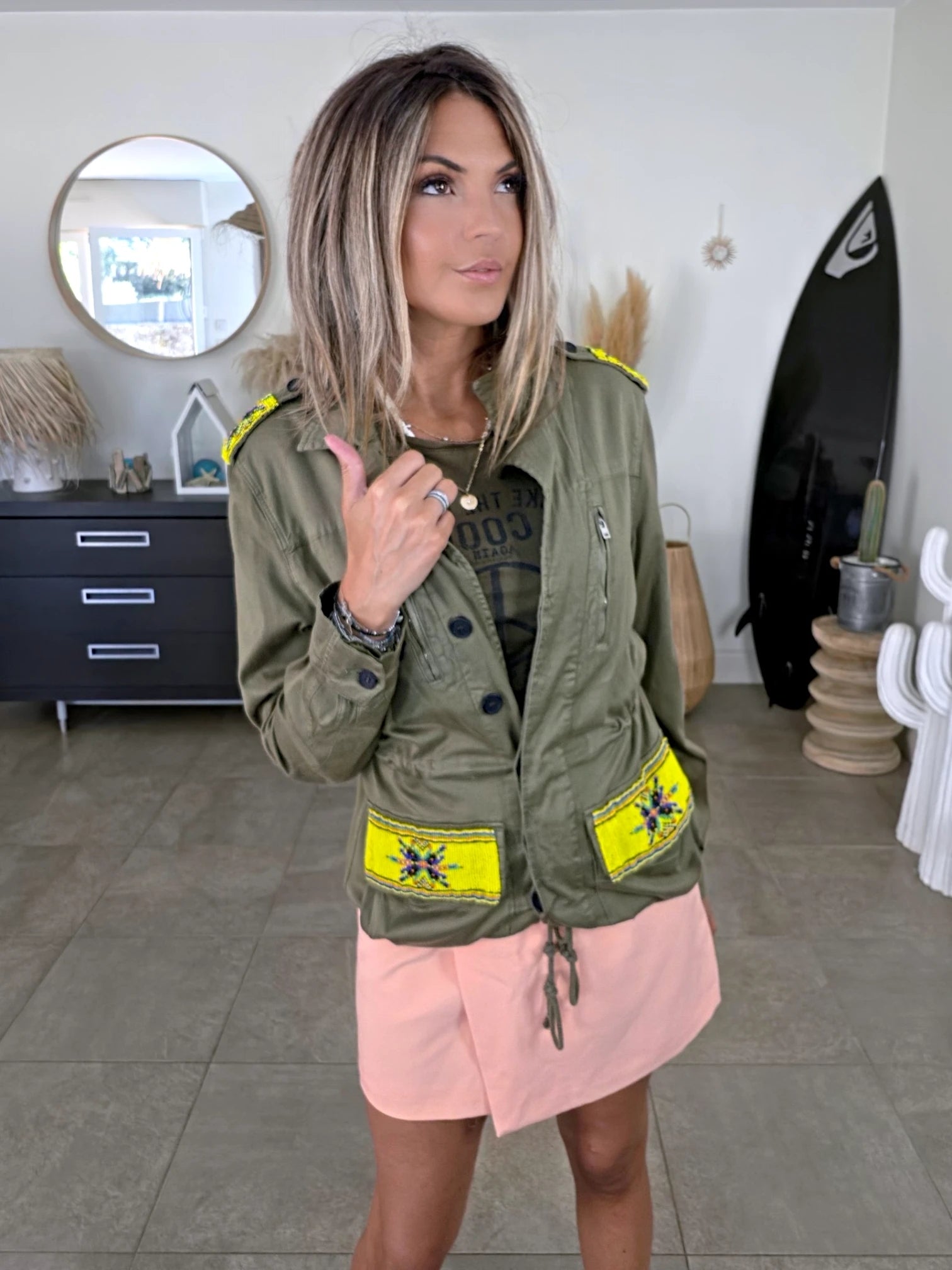 Saharienne kaki à perles jaunes