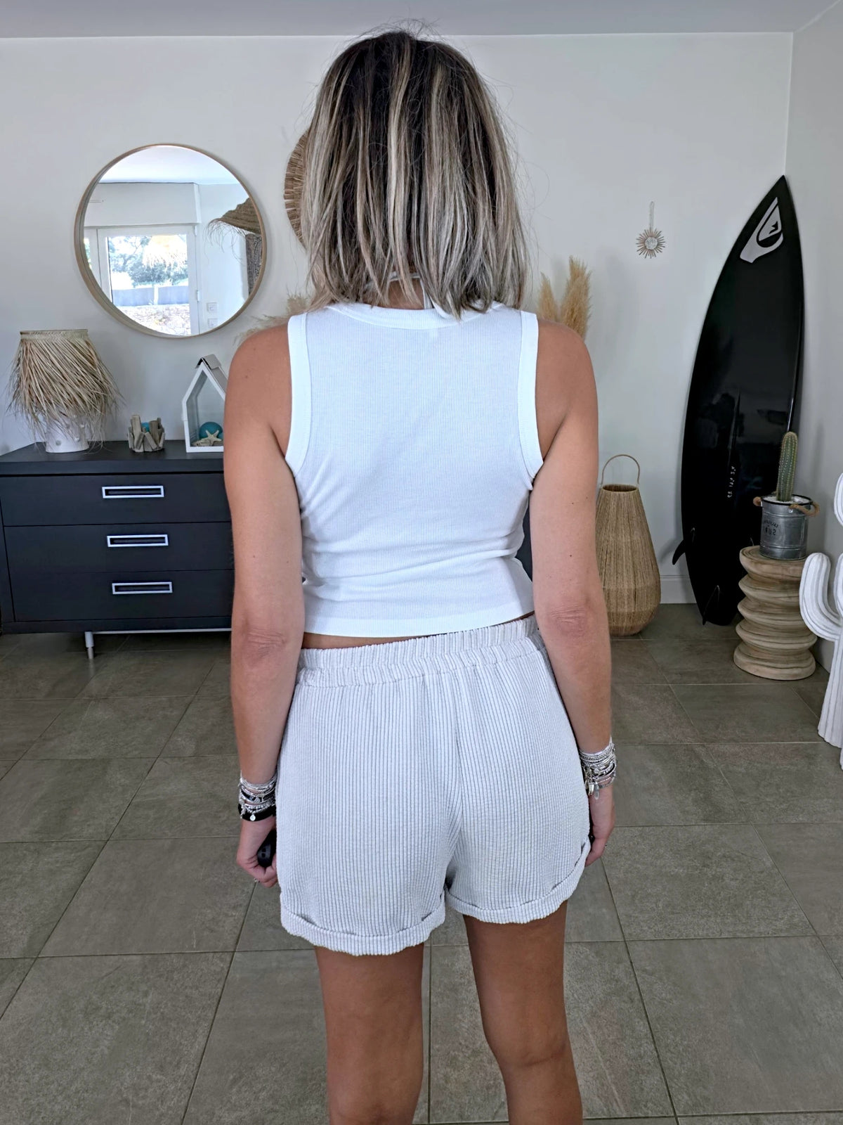 Débardeur blanc encolure cloutée - 𝐌𝐚𝐫𝐢𝐧𝐚𝟒𝟒𝐟𝐚𝐦𝐢𝐥𝐲