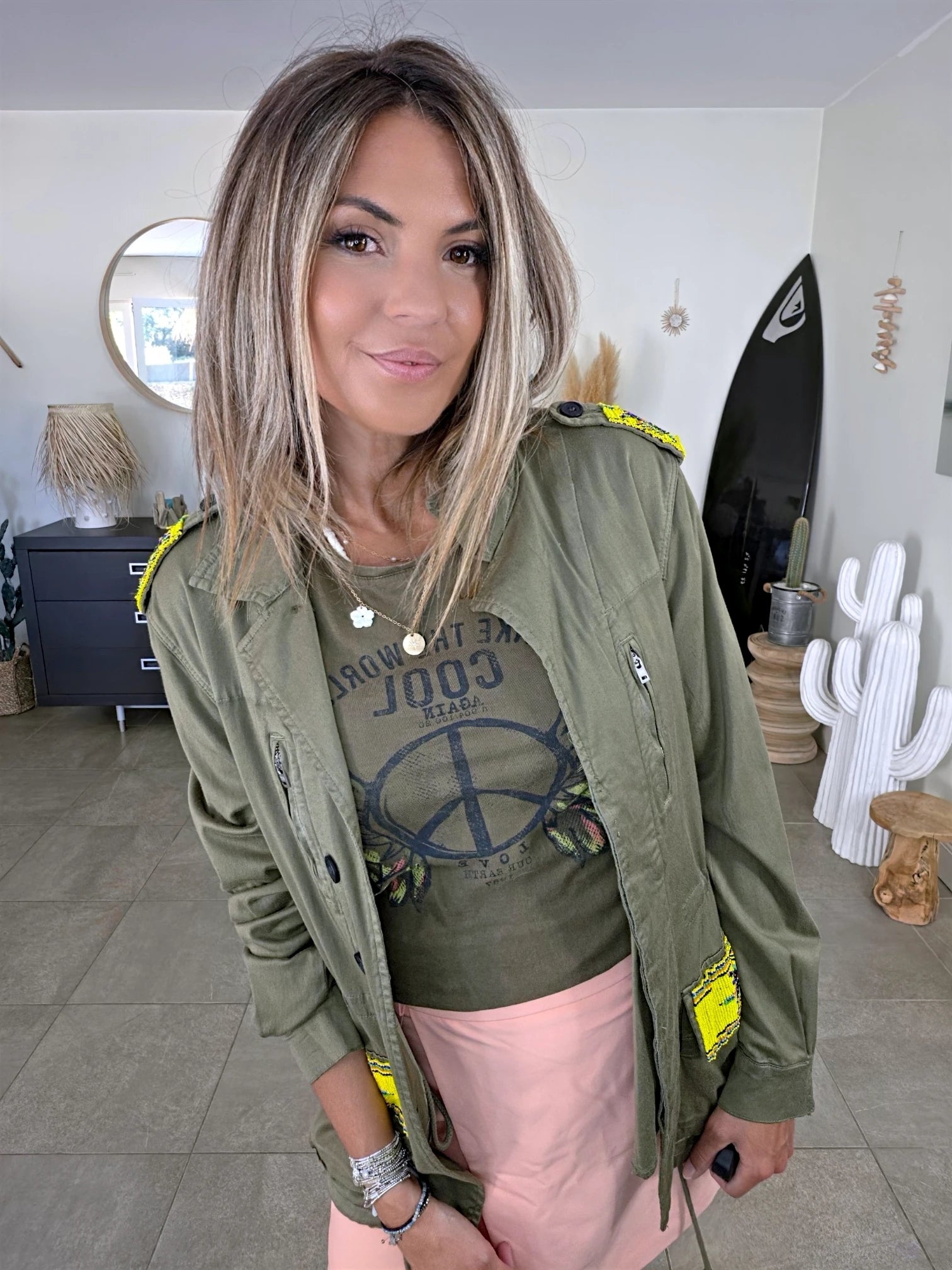 Saharienne kaki à perles jaunes