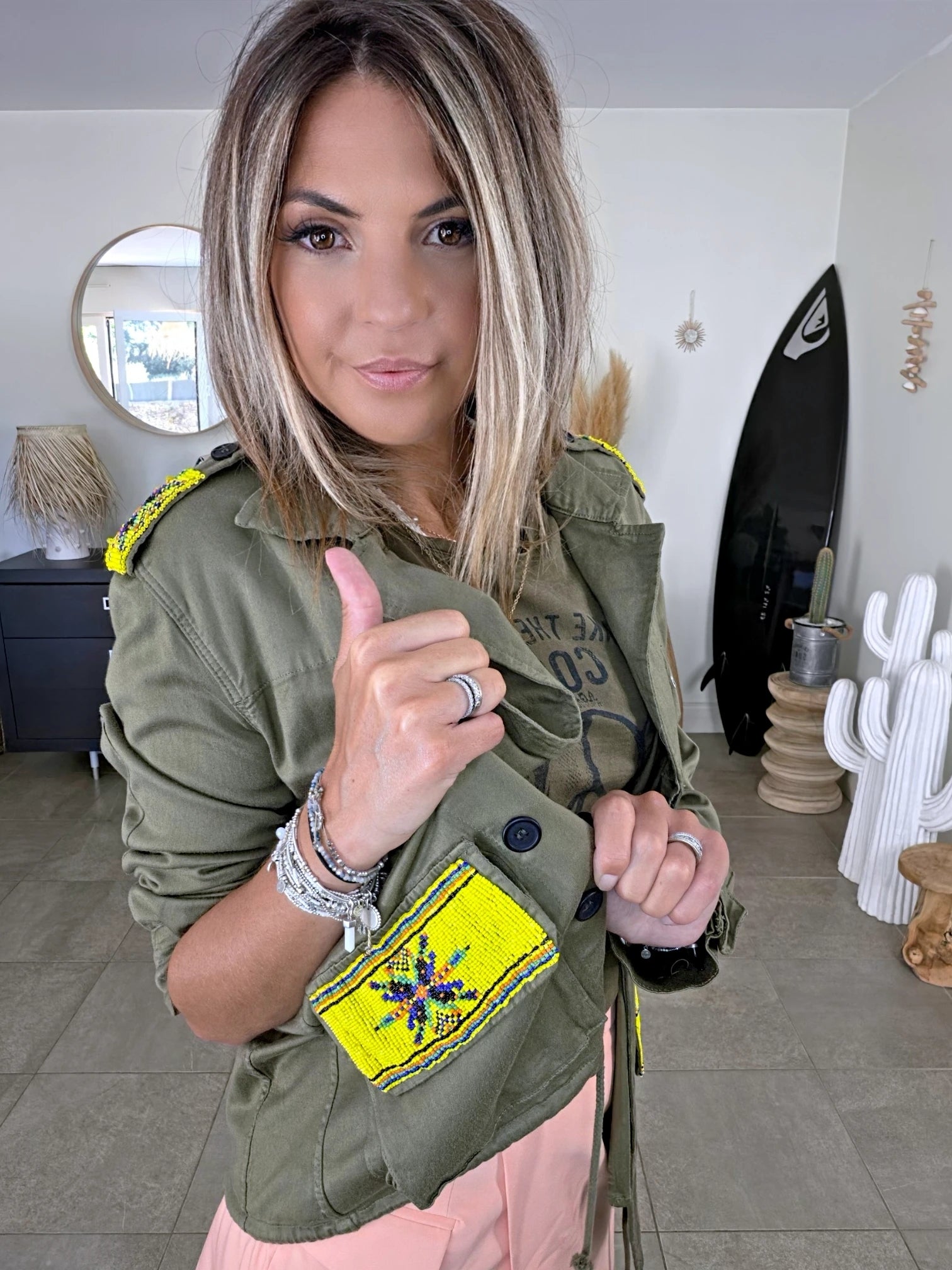 Saharienne kaki à perles jaunes
