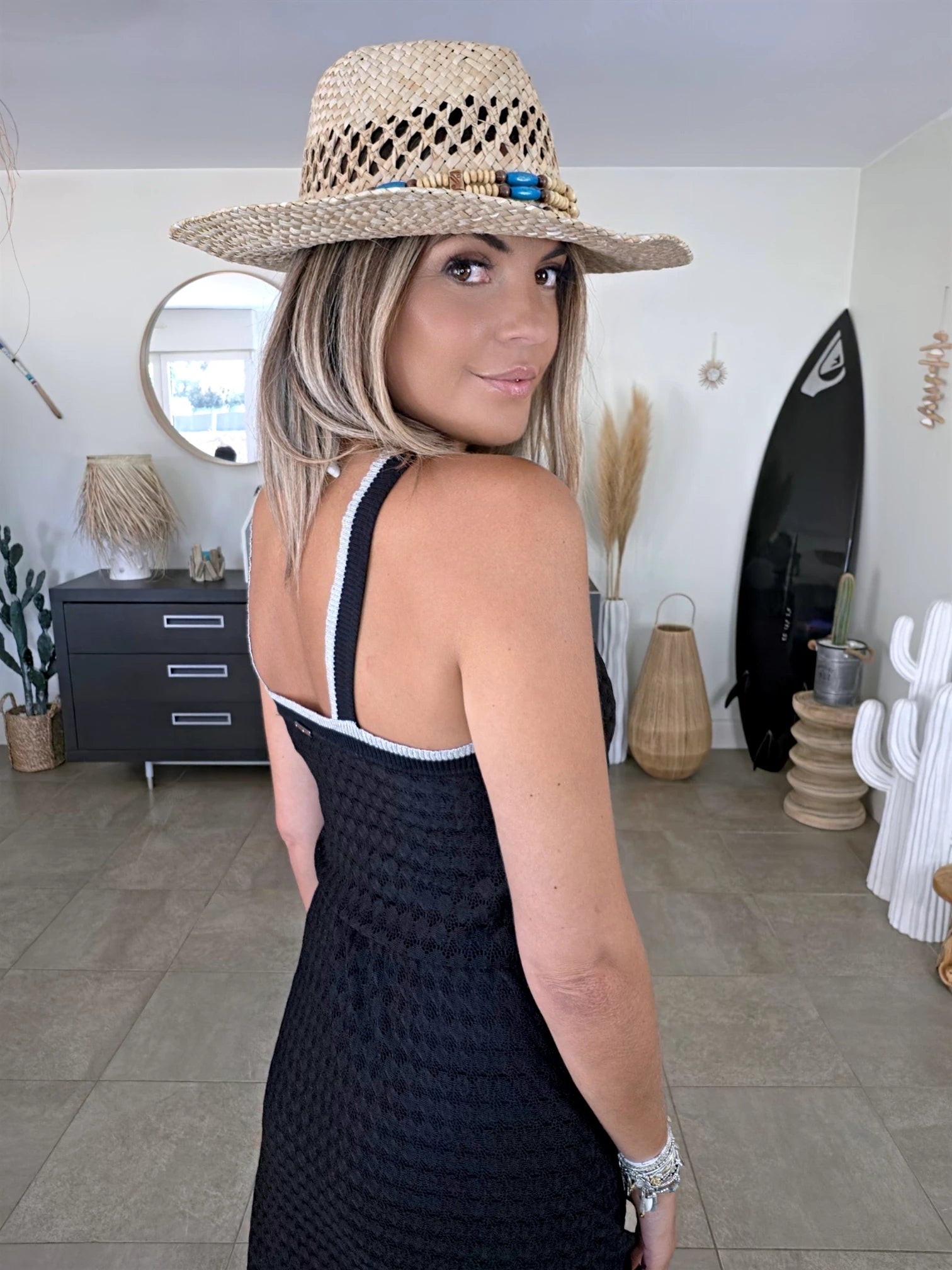 Robe noire ajourée