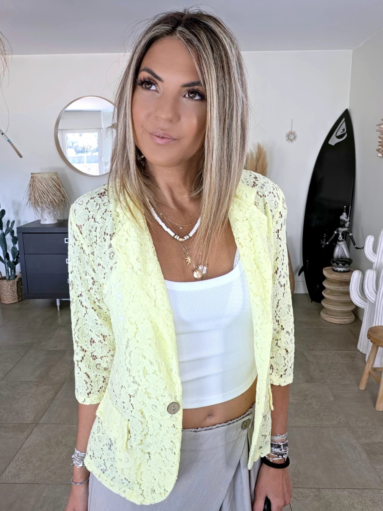 Veste jaune en dentelle