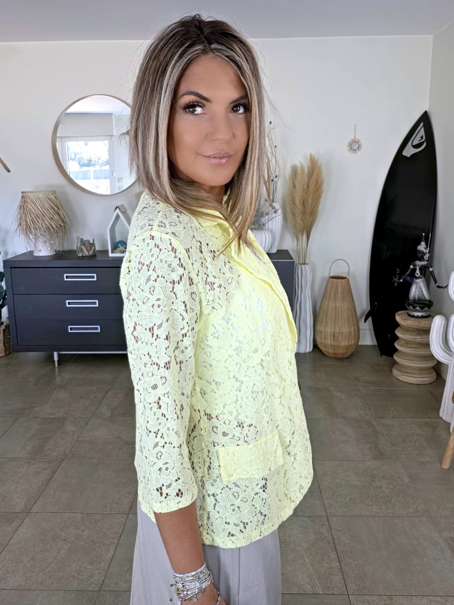 Veste jaune en dentelle