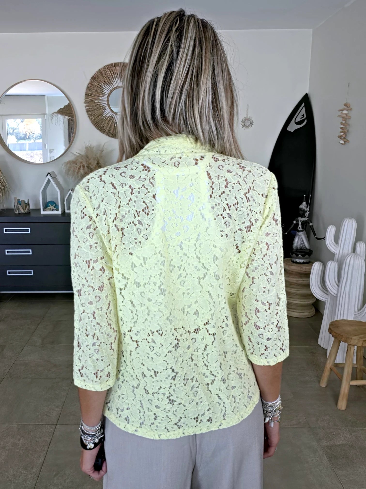 Veste jaune en dentelle