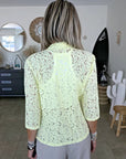 Veste jaune en dentelle