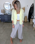 Veste jaune en dentelle