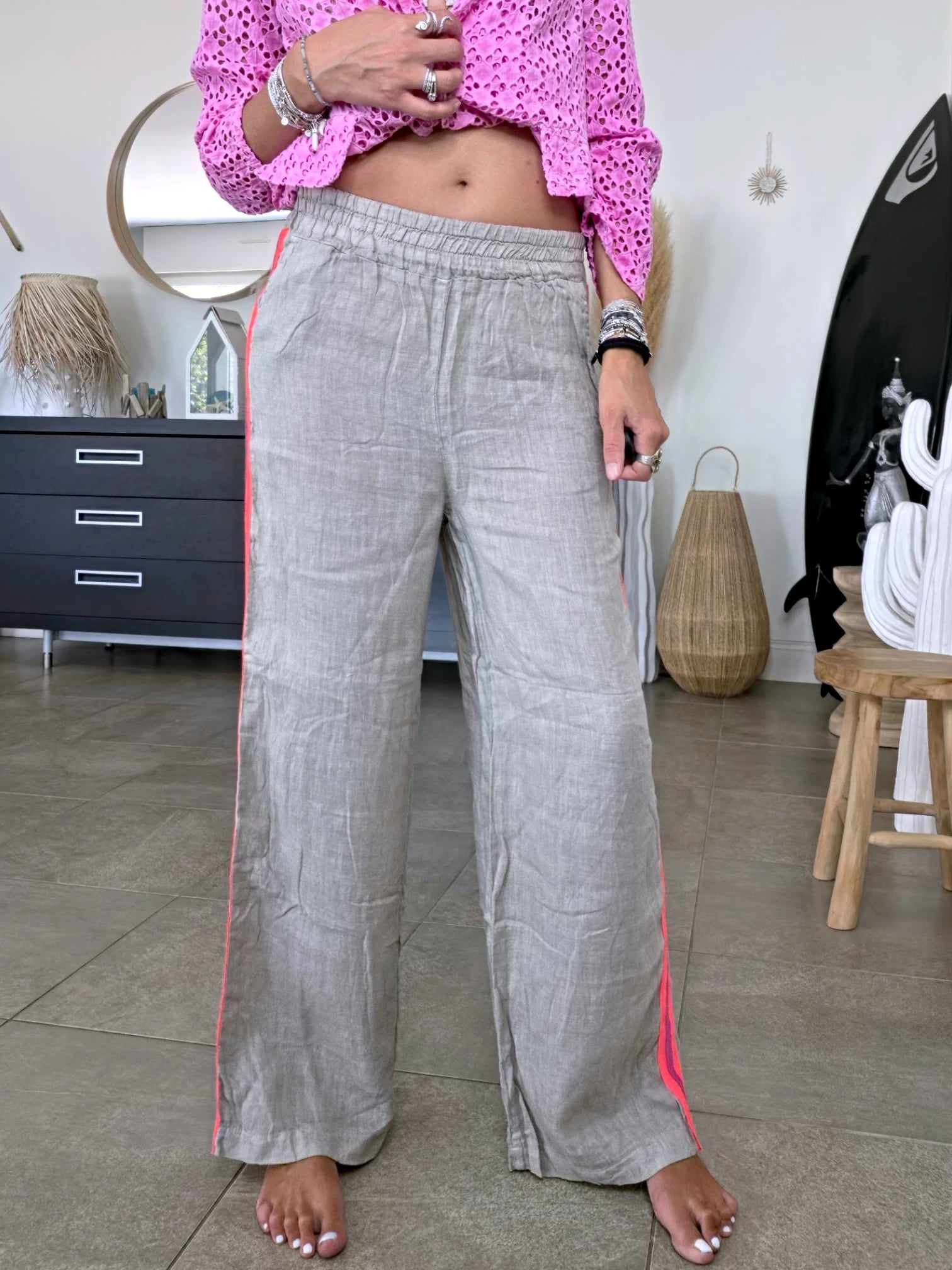 Pantalon taupe à bandes fluo
