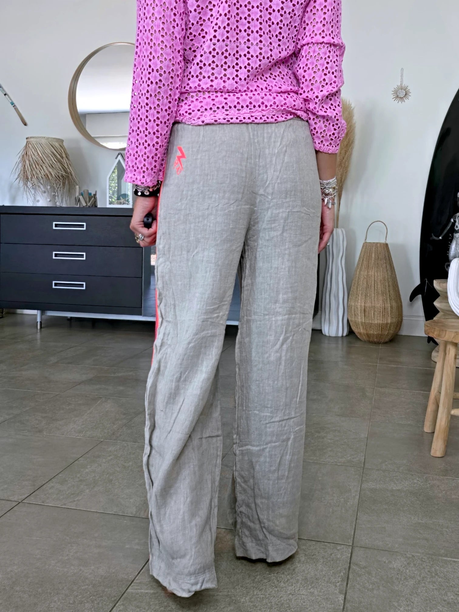 Pantalon taupe à bandes fluo