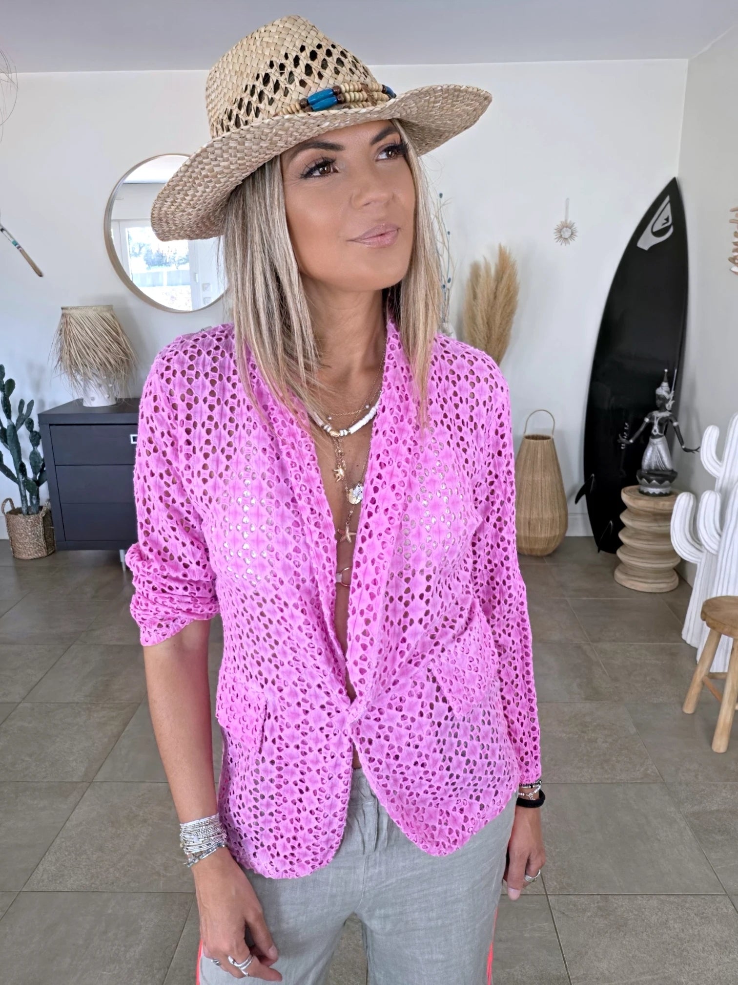 Veste rose ajourée