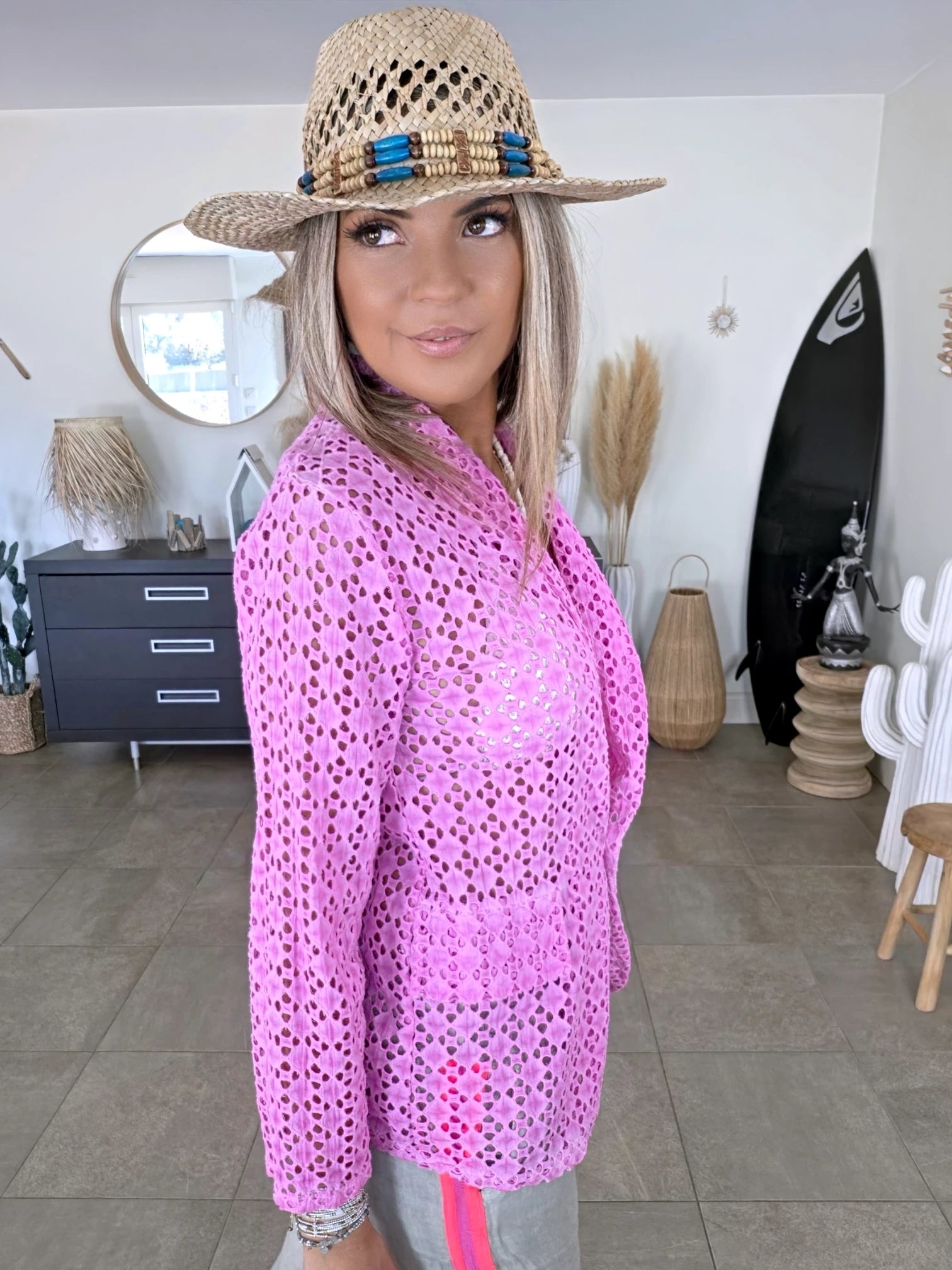 Veste rose ajourée