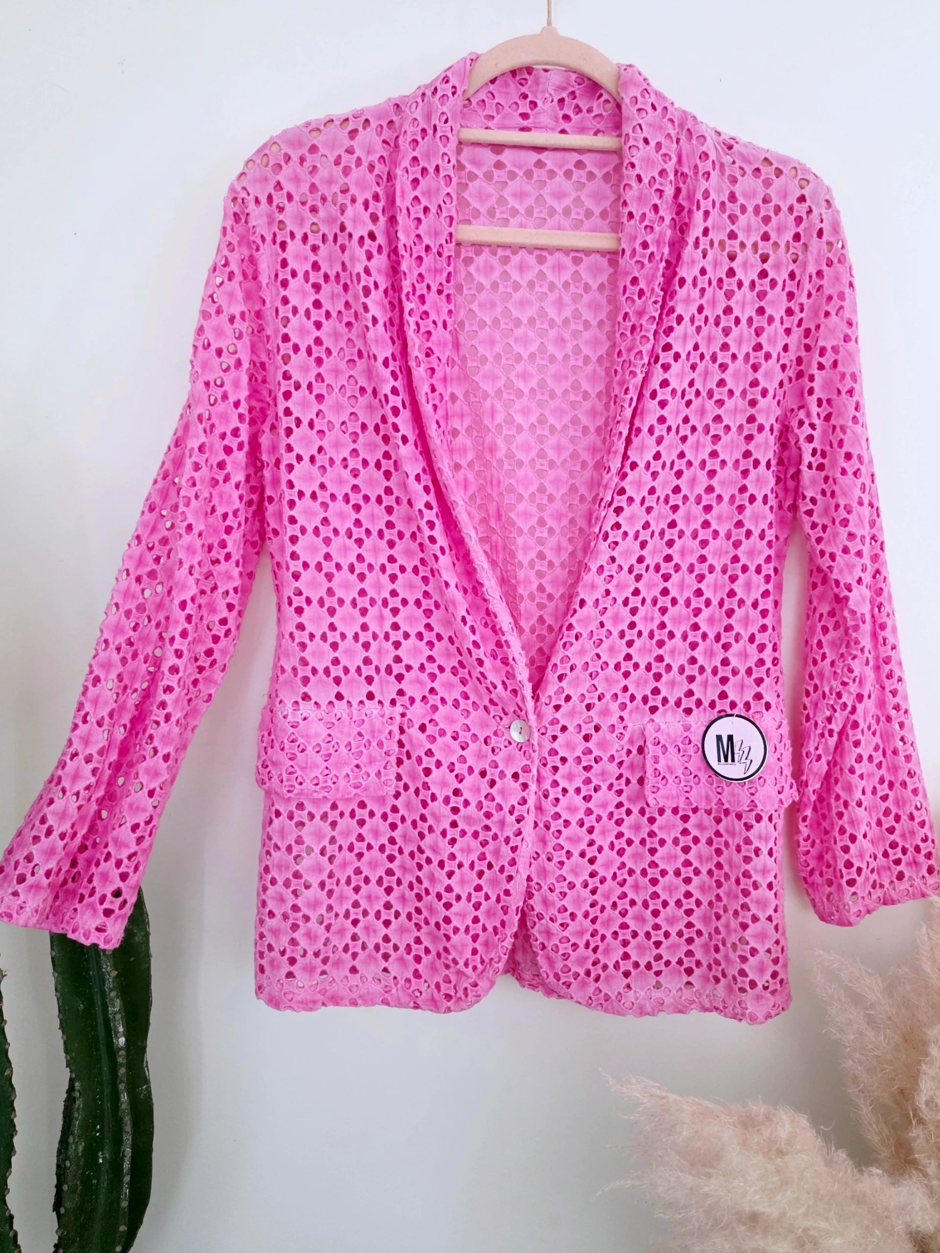 Veste rose ajourée