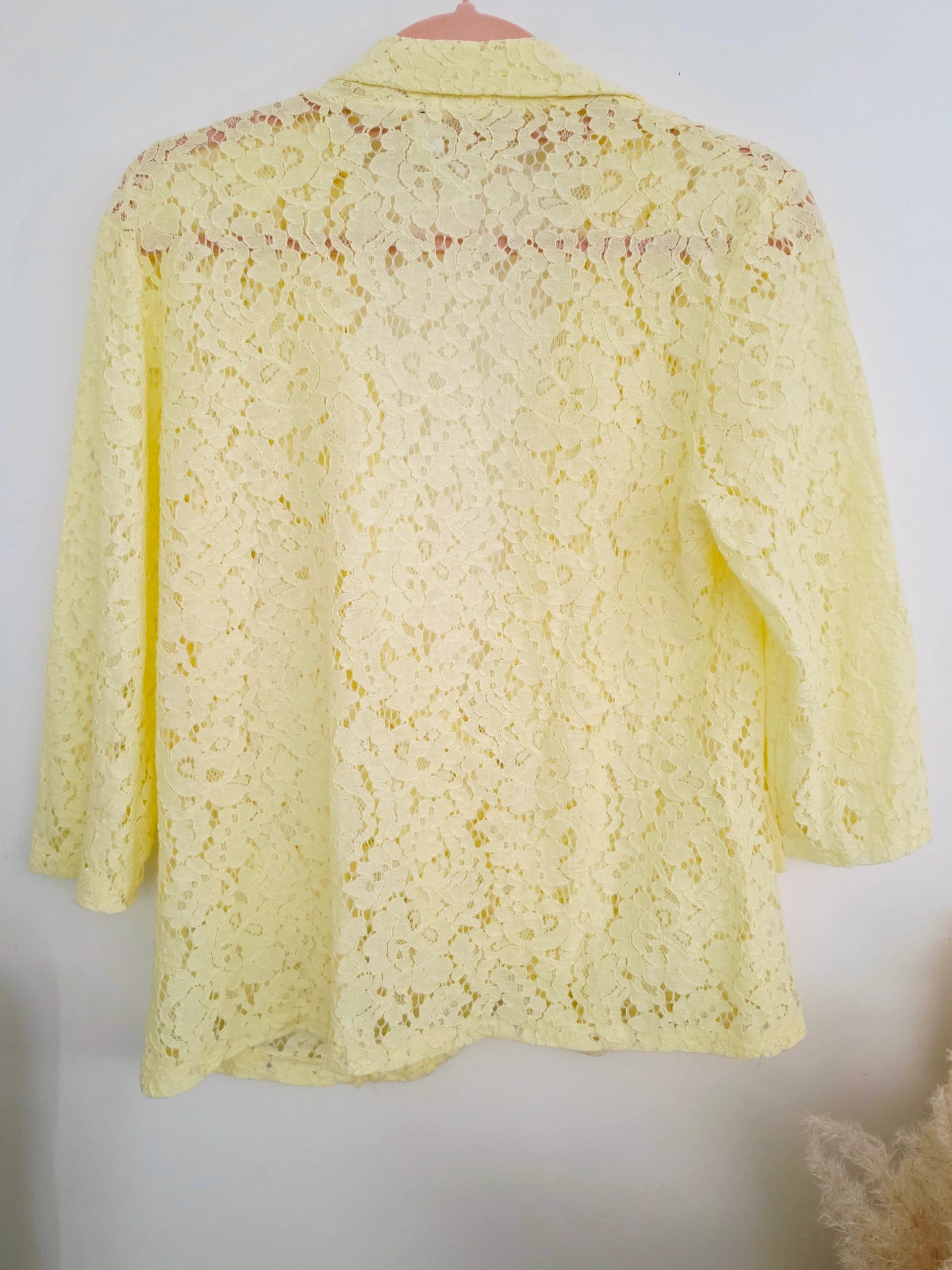 Veste jaune en dentelle