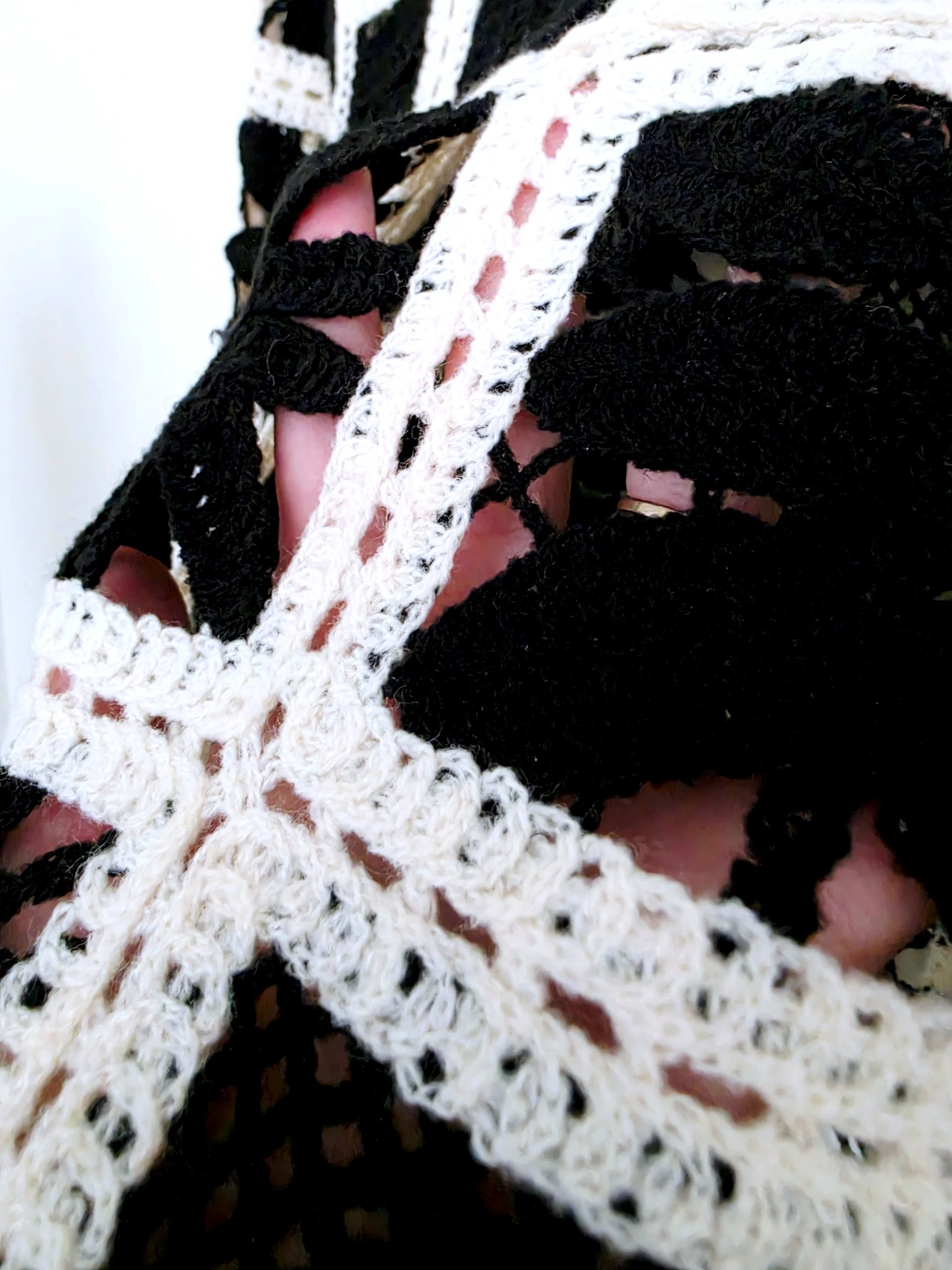 Pull ajouré noir et écru