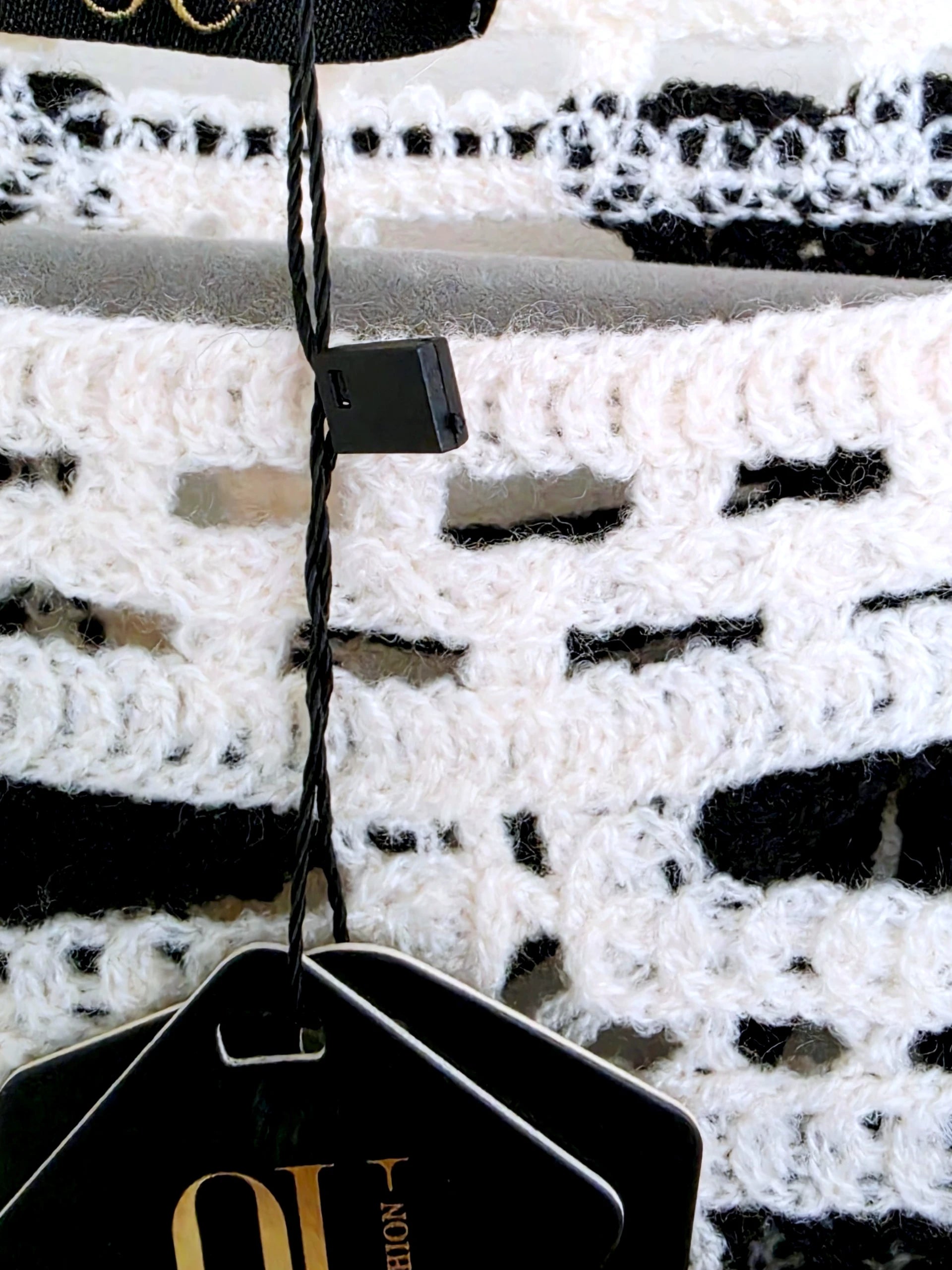 Pull ajouré noir et écru