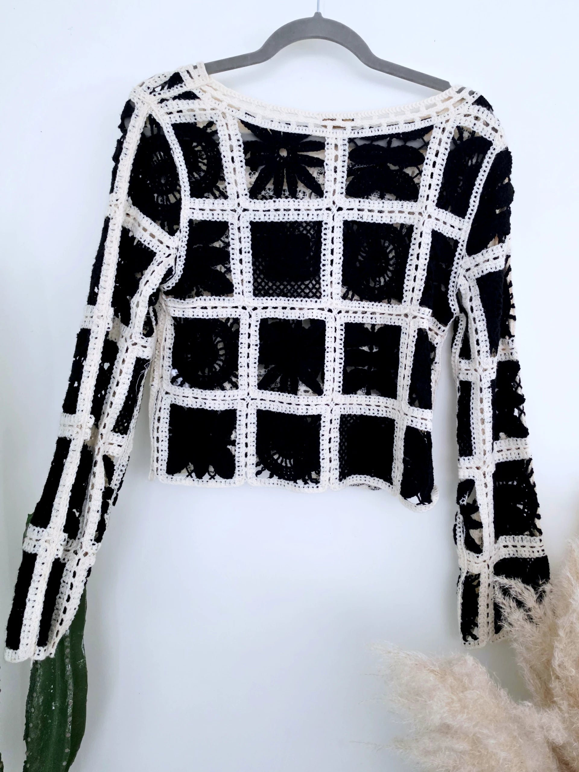 Pull ajouré noir et écru
