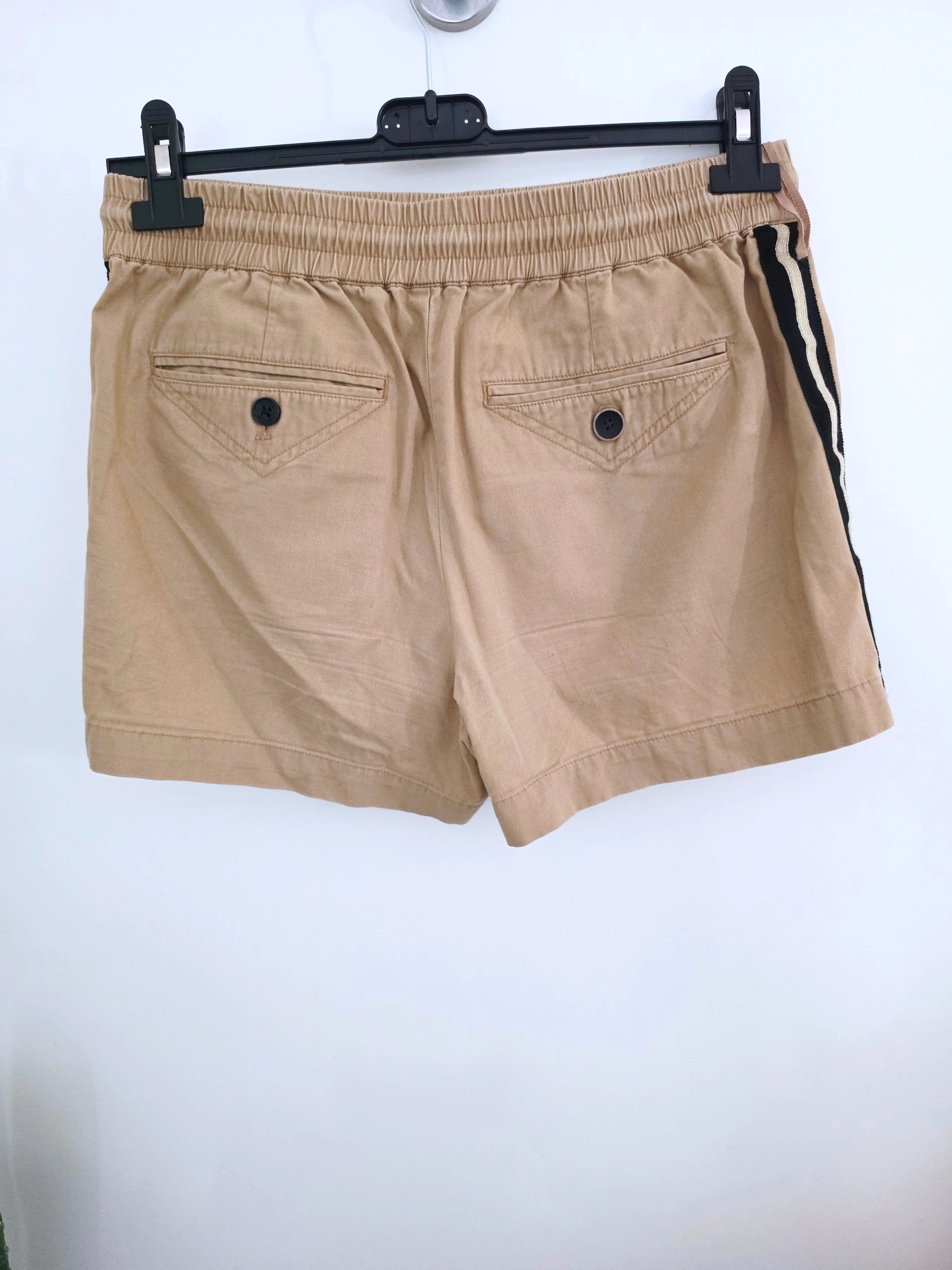 Short beige à bandes latérales