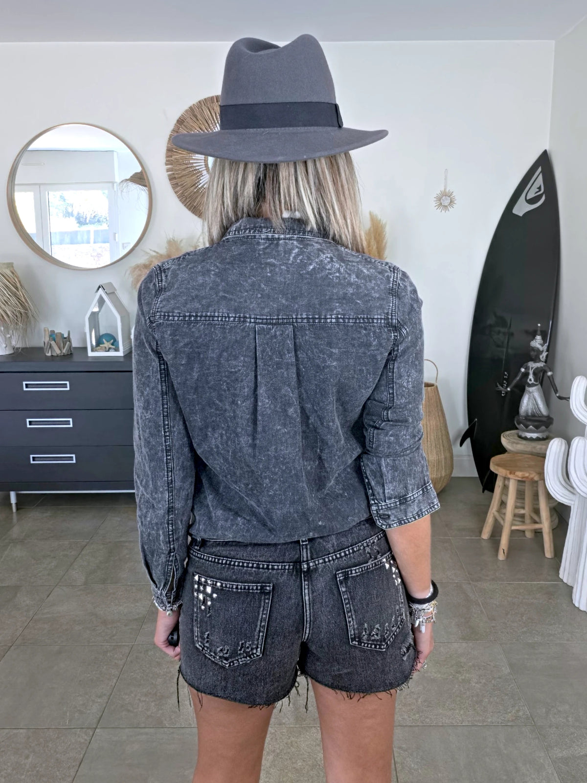 Short gris délavé muni de clous - 𝐌𝐚𝐫𝐢𝐧𝐚𝟒𝟒𝐟𝐚𝐦𝐢𝐥𝐲