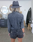 Short gris délavé muni de clous - 𝐌𝐚𝐫𝐢𝐧𝐚𝟒𝟒𝐟𝐚𝐦𝐢𝐥𝐲