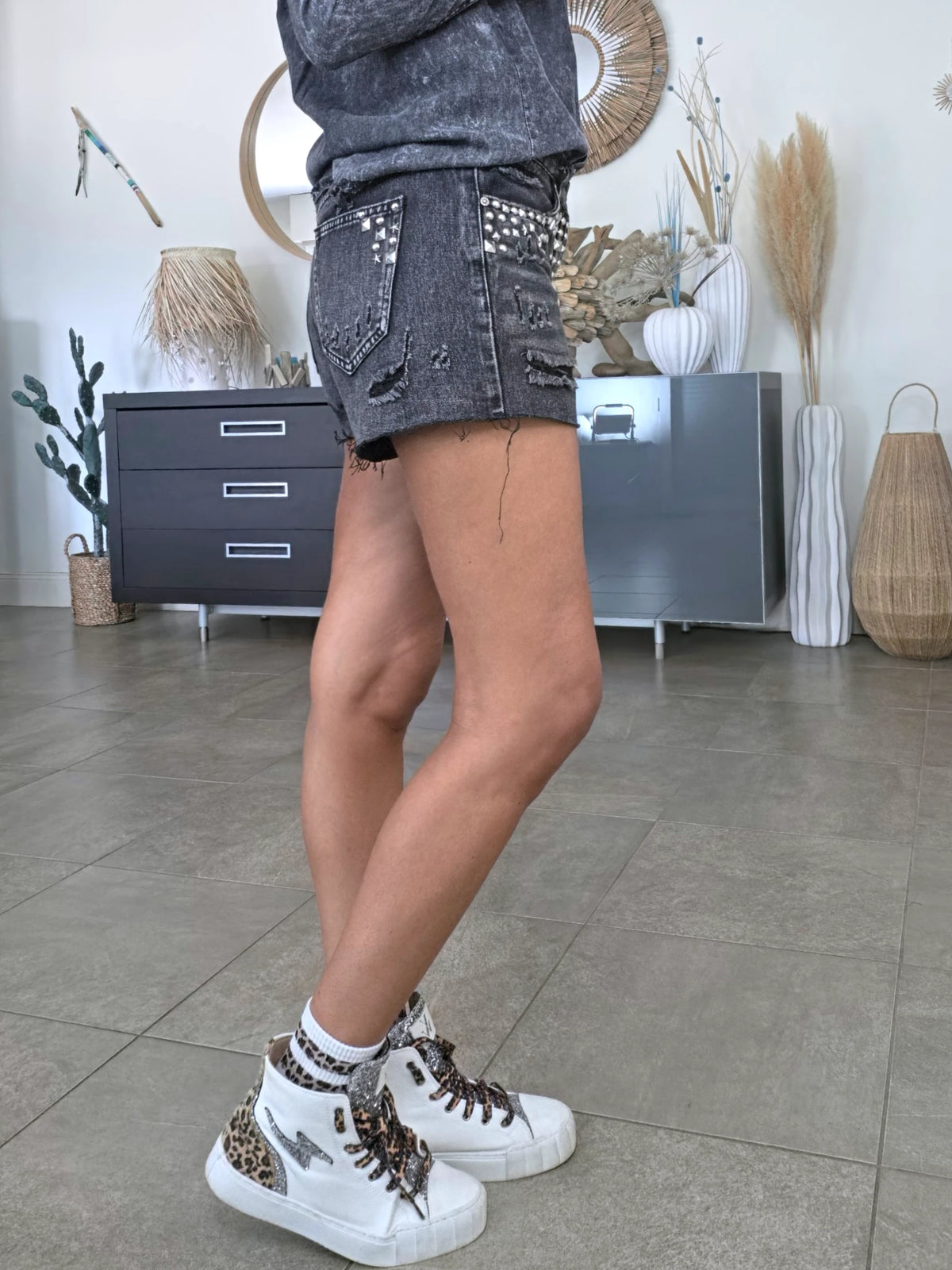 Short gris délavé muni de clous - 𝐌𝐚𝐫𝐢𝐧𝐚𝟒𝟒𝐟𝐚𝐦𝐢𝐥𝐲