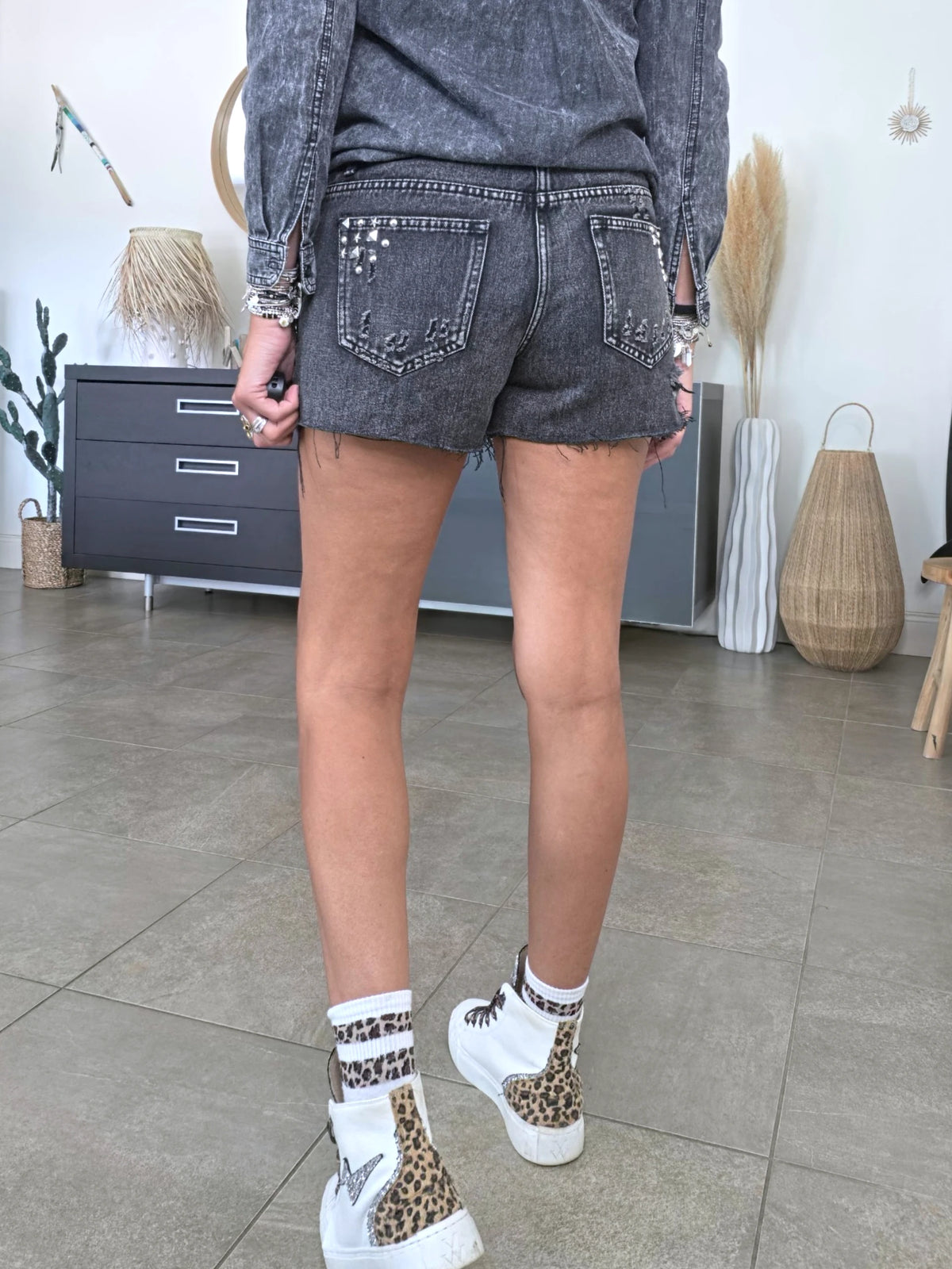 Short gris délavé muni de clous - 𝐌𝐚𝐫𝐢𝐧𝐚𝟒𝟒𝐟𝐚𝐦𝐢𝐥𝐲