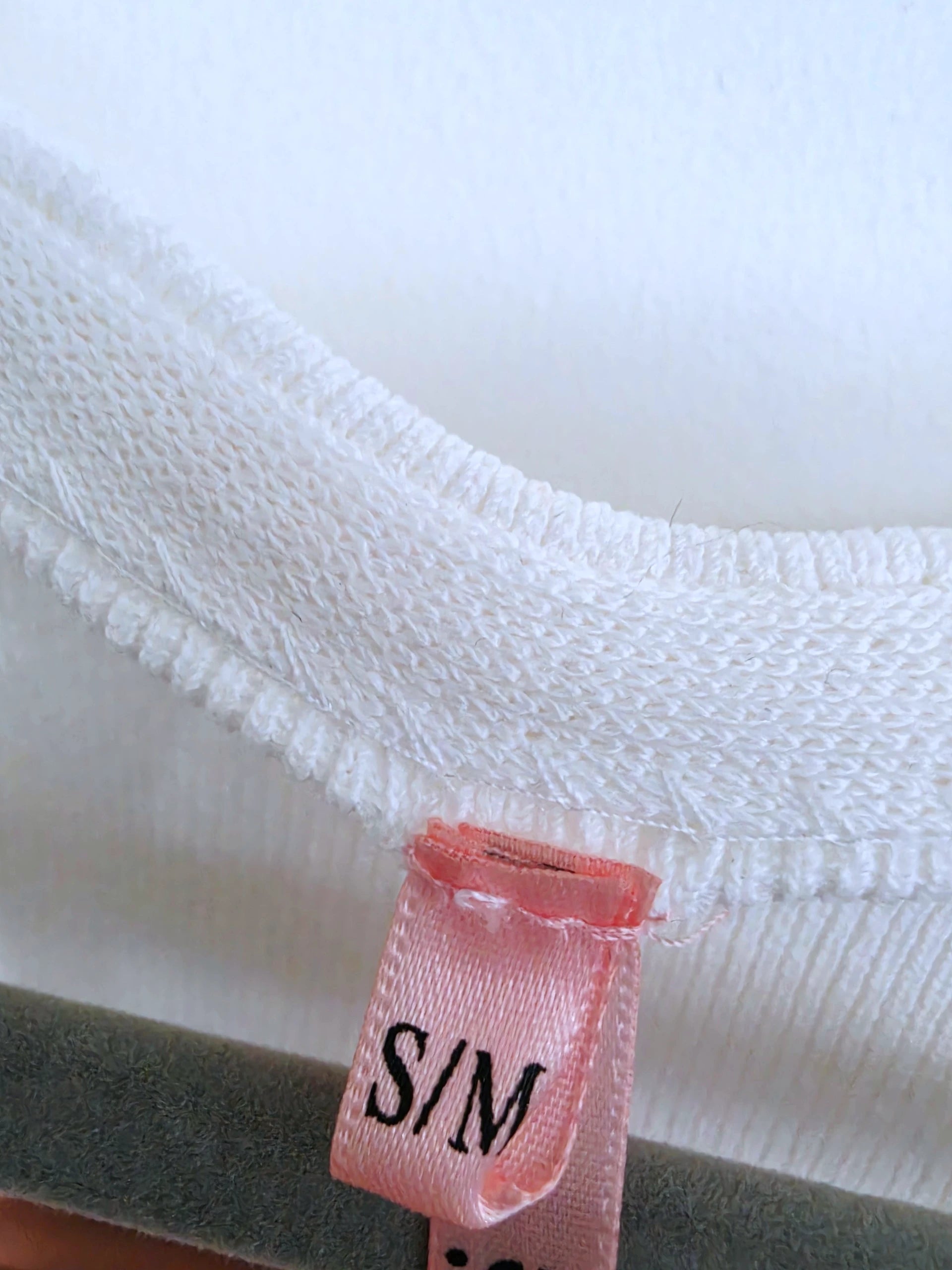 Cardigan blanc à encolure en V profonde