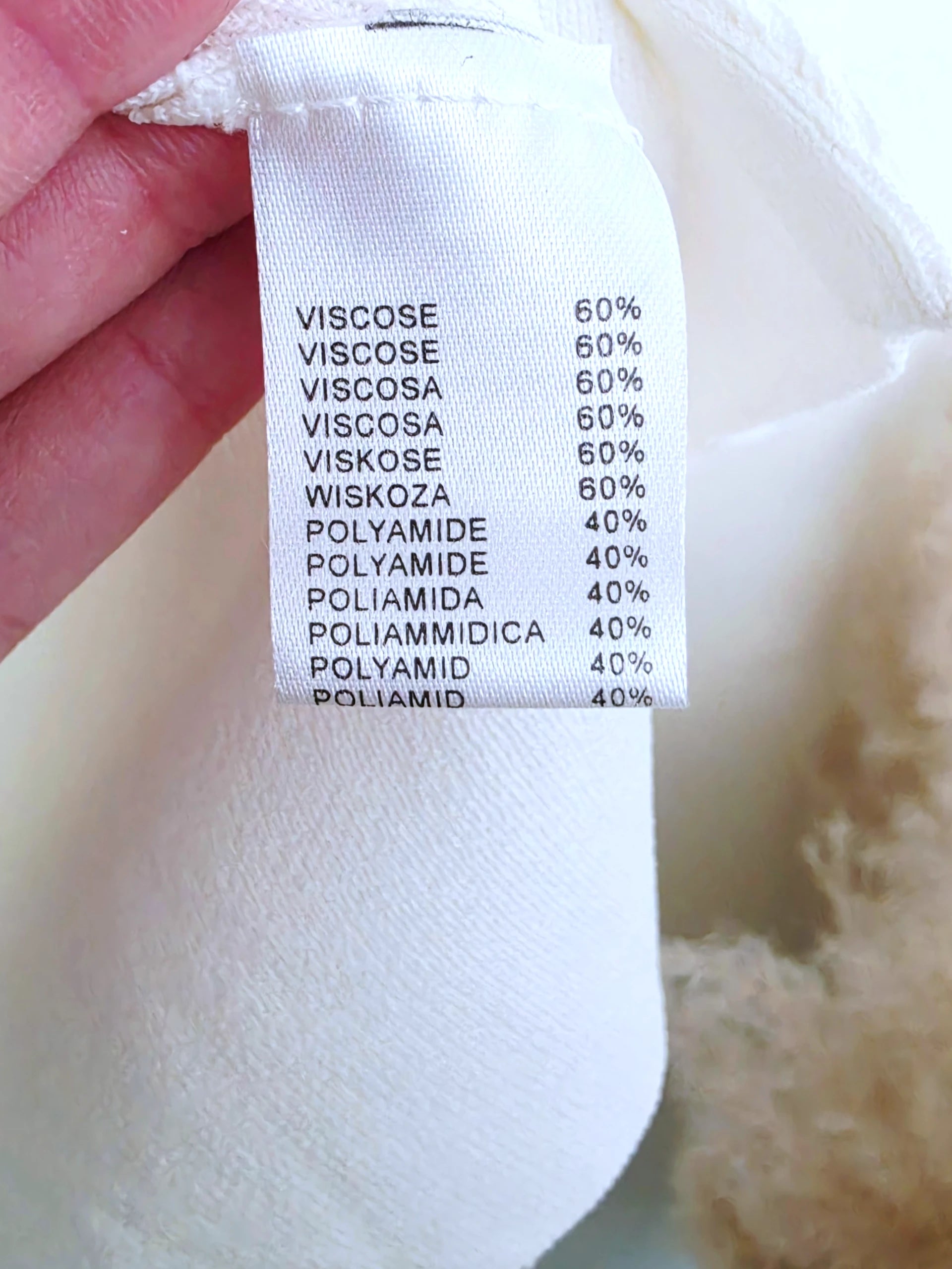 Cardigan blanc à encolure en V profonde