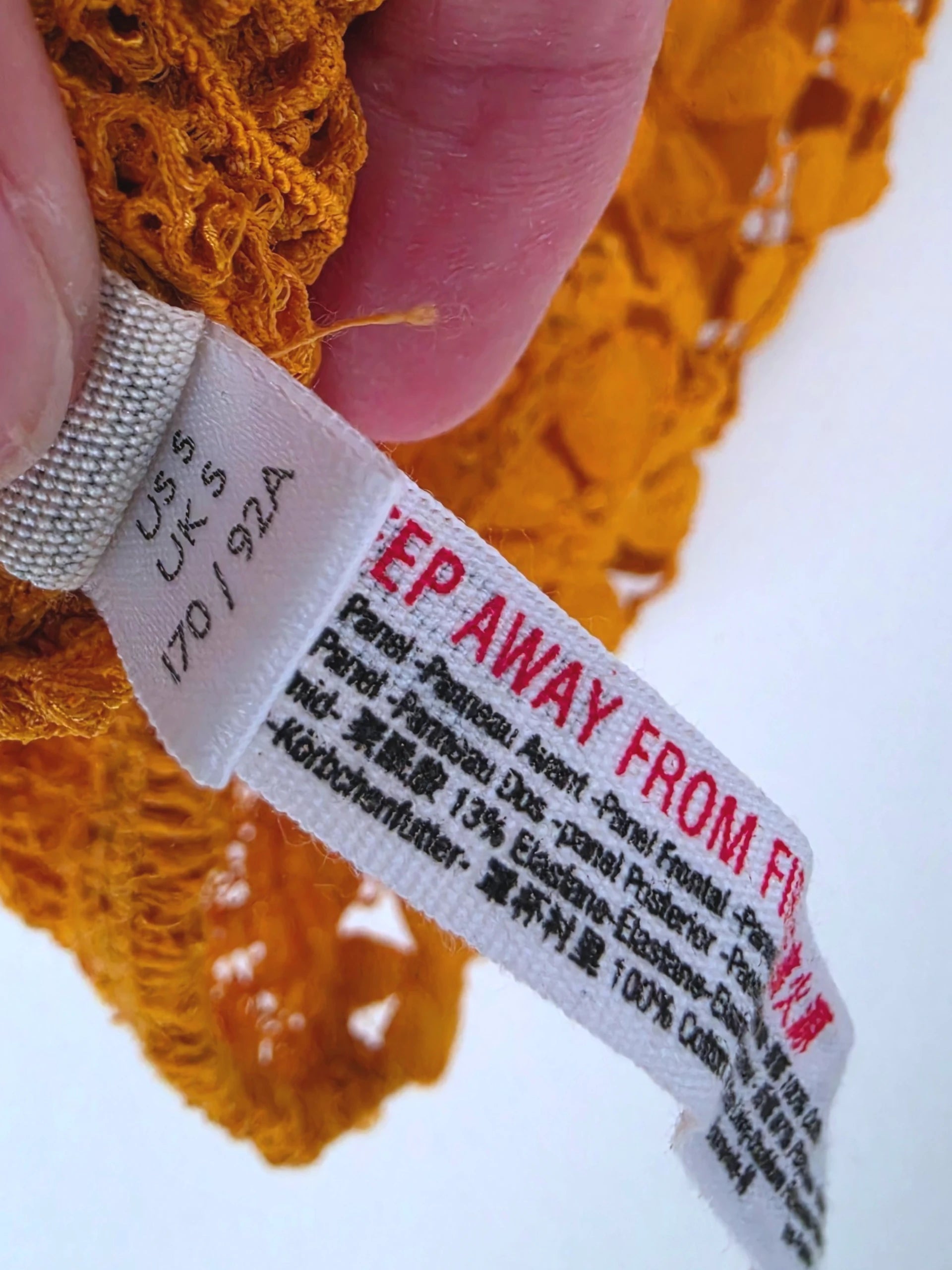 Brassière jaune en crochet