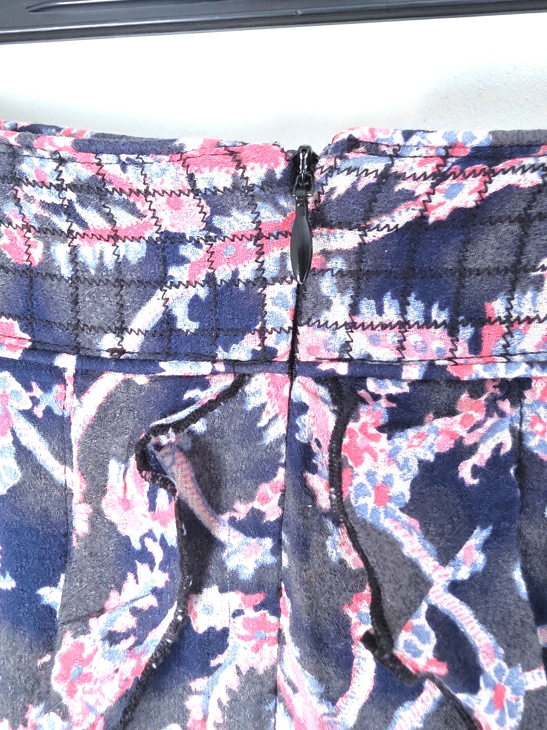 Jupe à imprimé bleu marine et rose