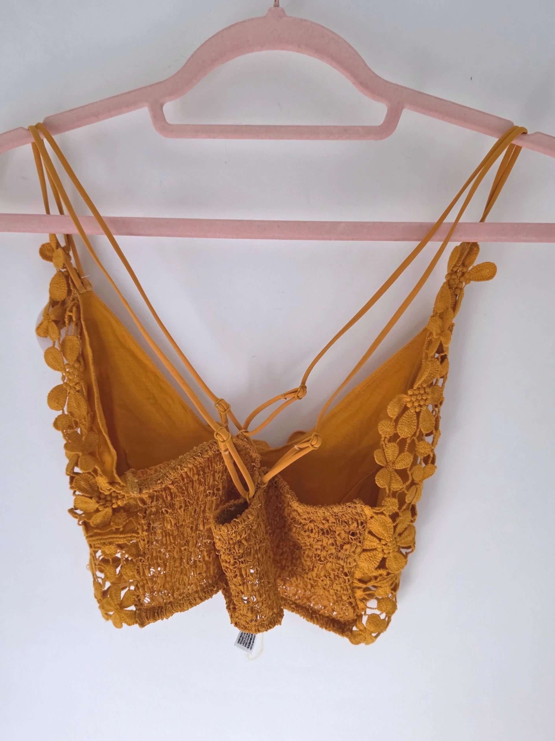 Brassière jaune en crochet