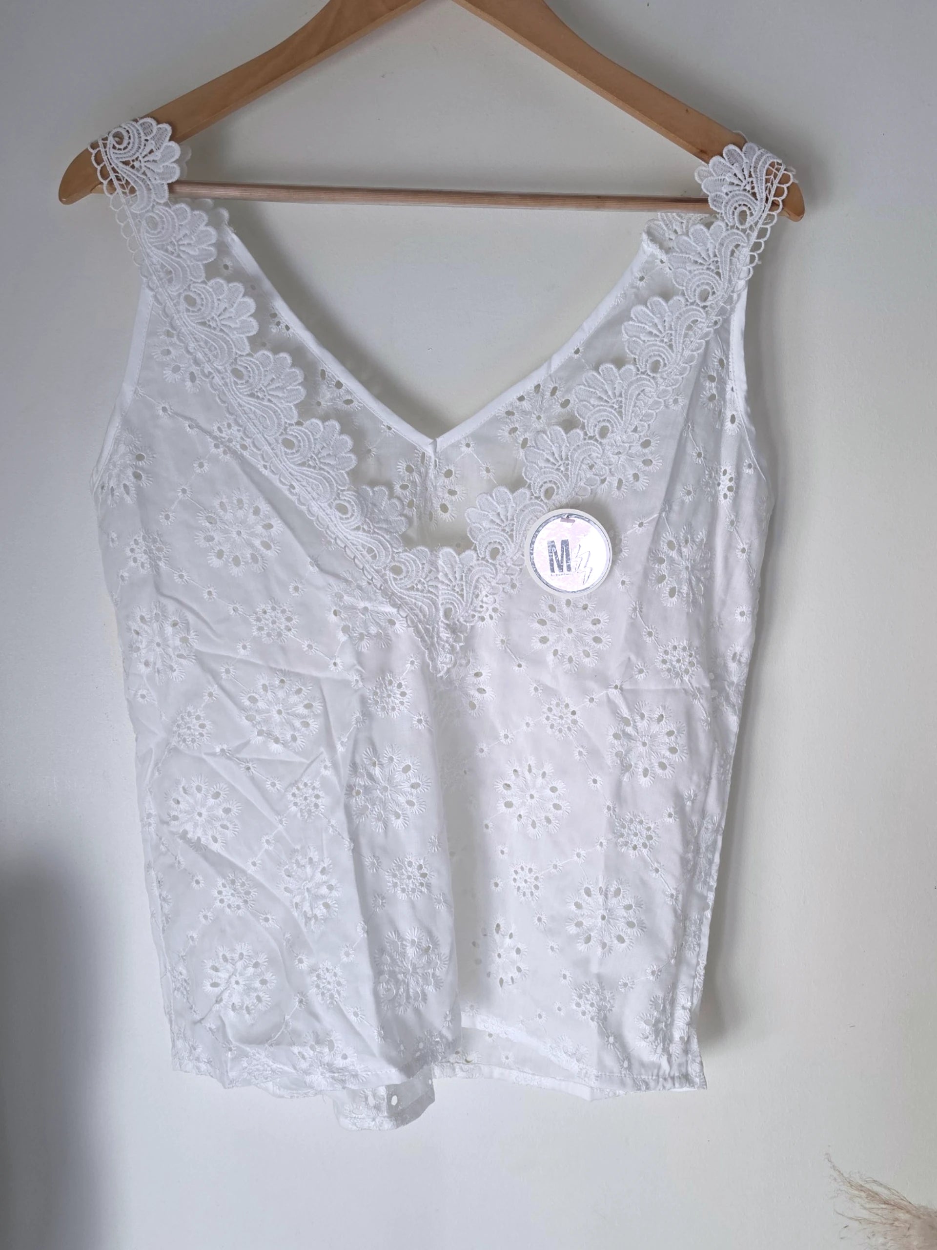 Haut blanc en broderie anglaise