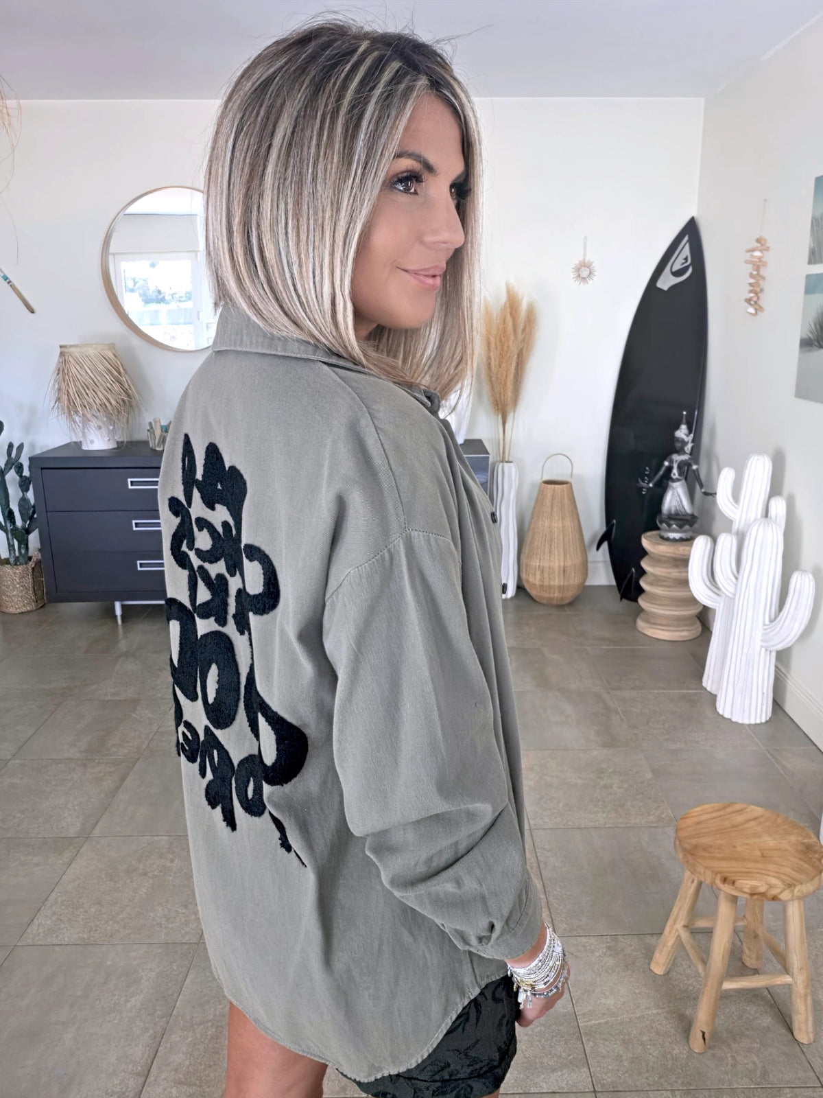 Surchemise kaki à inscriptions au dos - 𝐌𝐚𝐫𝐢𝐧𝐚𝟒𝟒𝐟𝐚𝐦𝐢𝐥𝐲