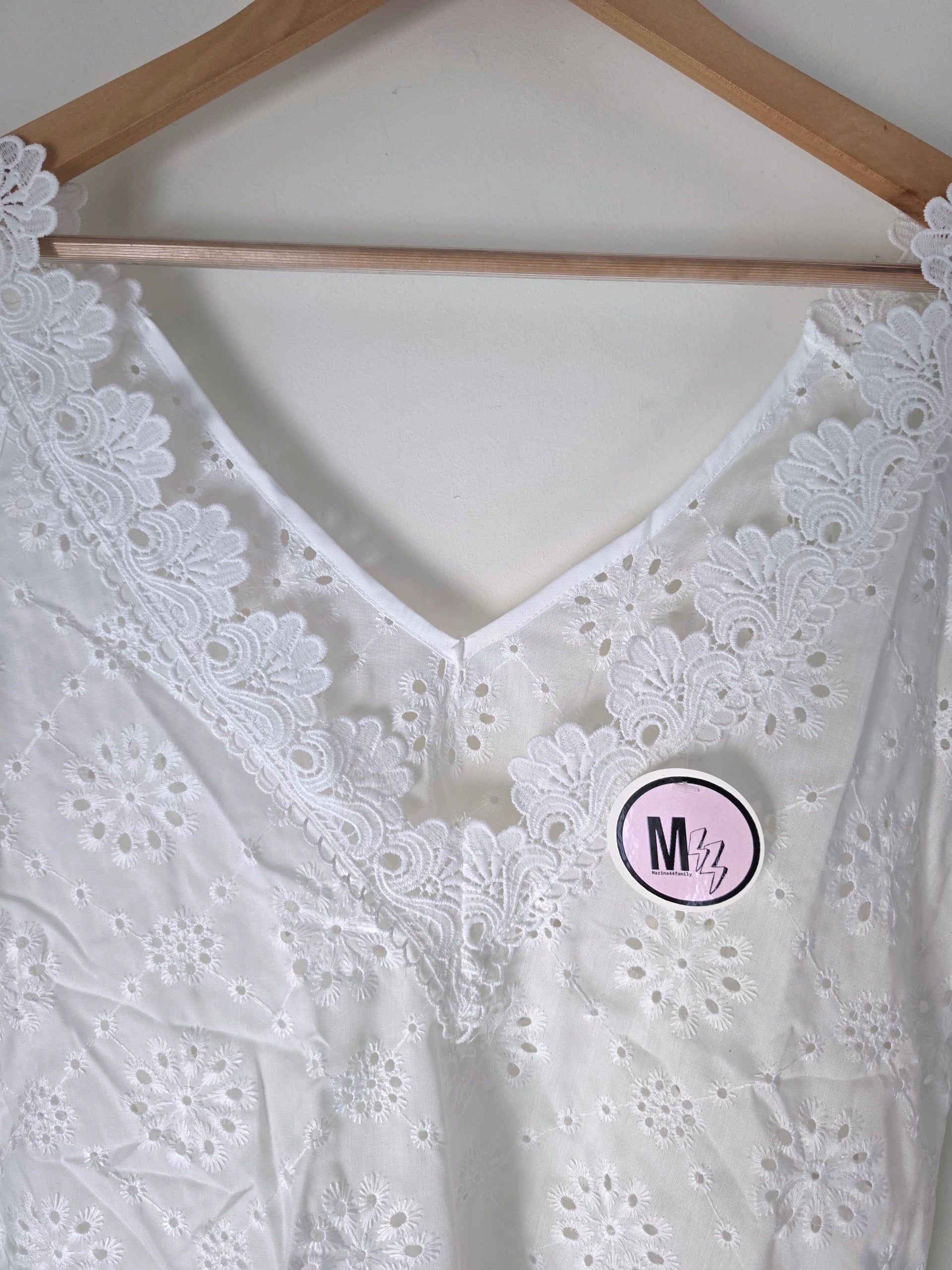 Haut blanc en broderie anglaise