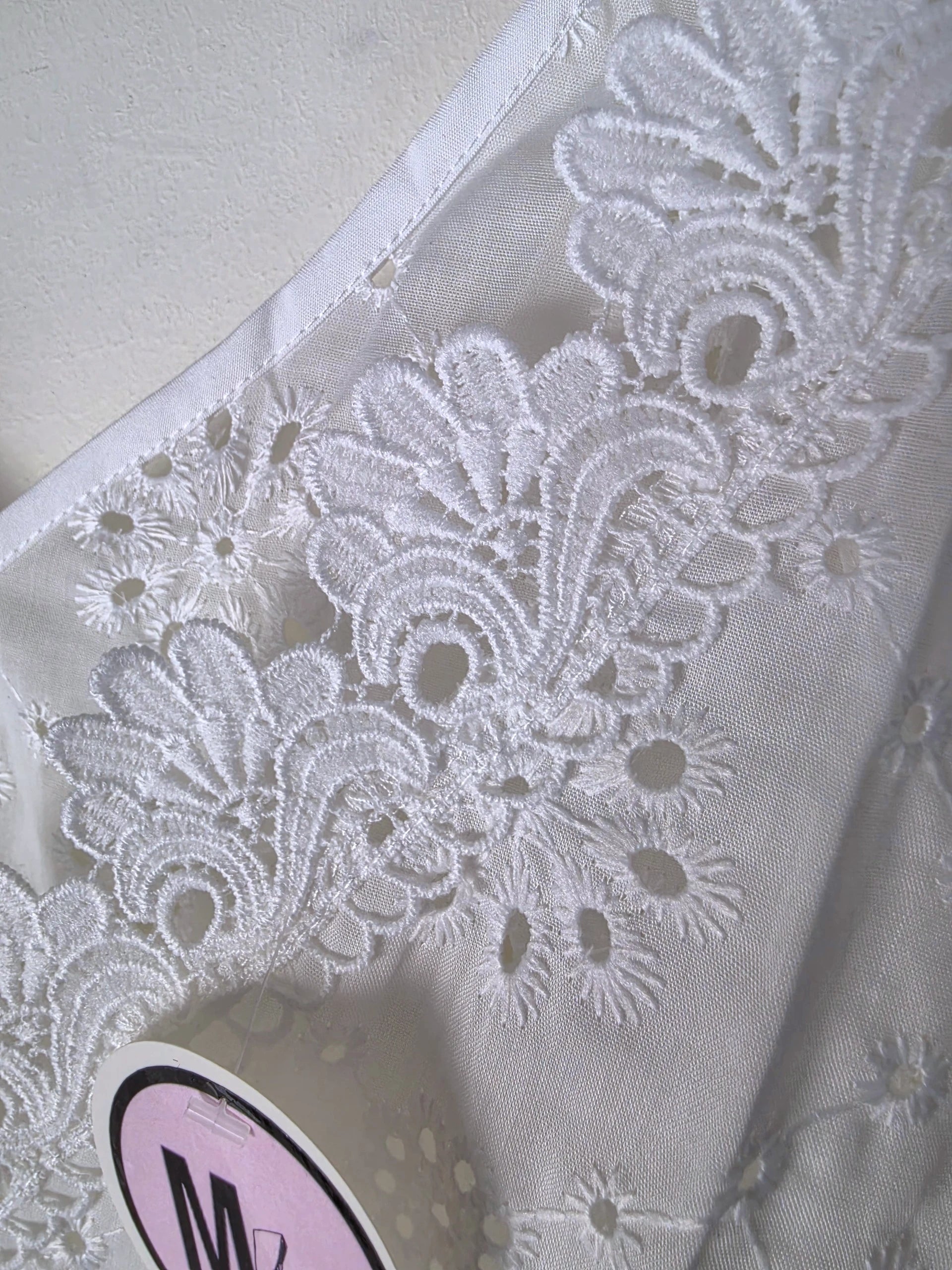 Haut blanc en broderie anglaise