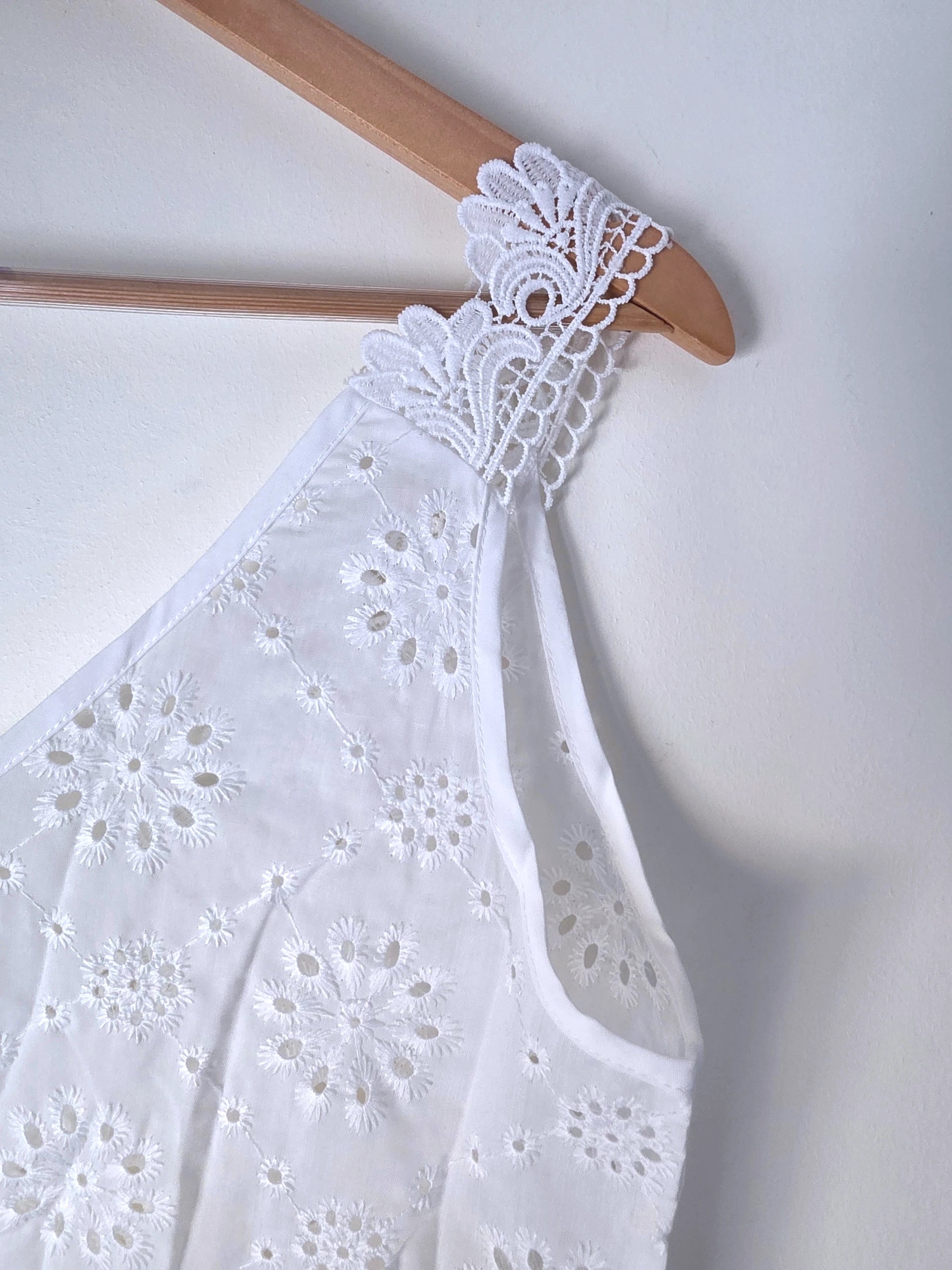 Haut blanc en broderie anglaise