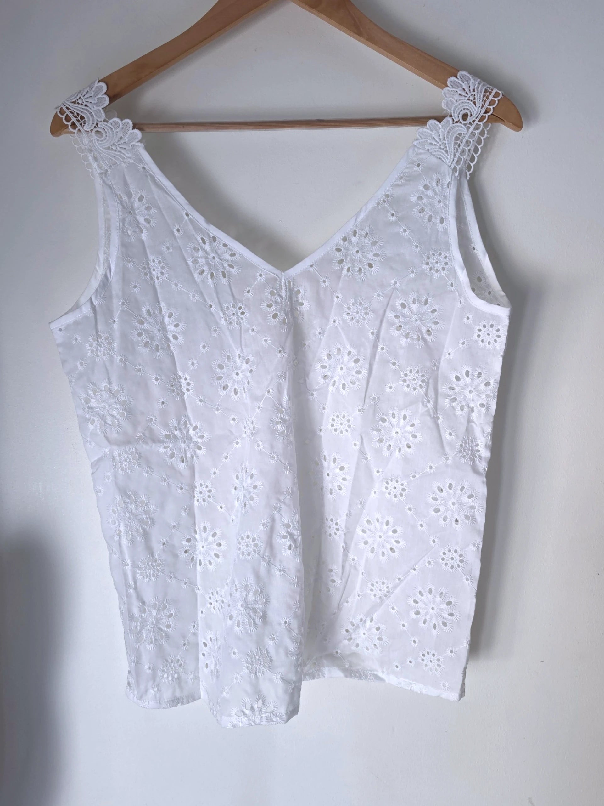 Haut blanc en broderie anglaise