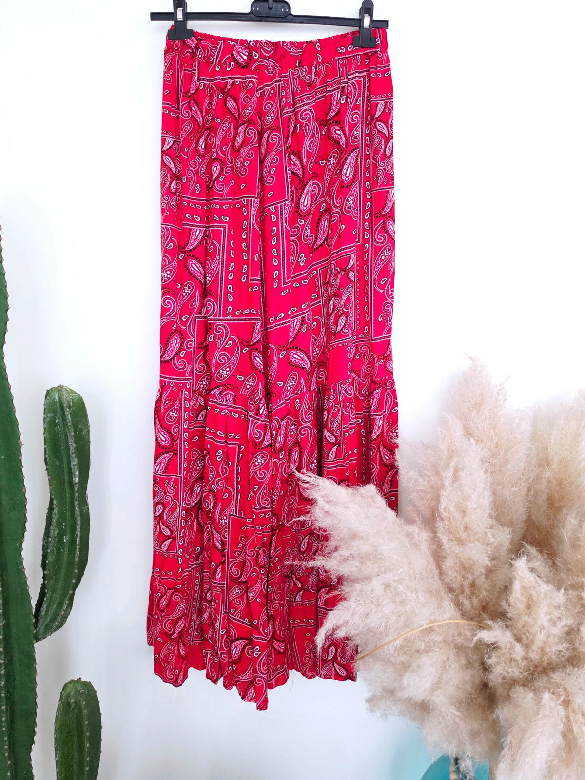 Jupe longue rouge à imprimé bandana