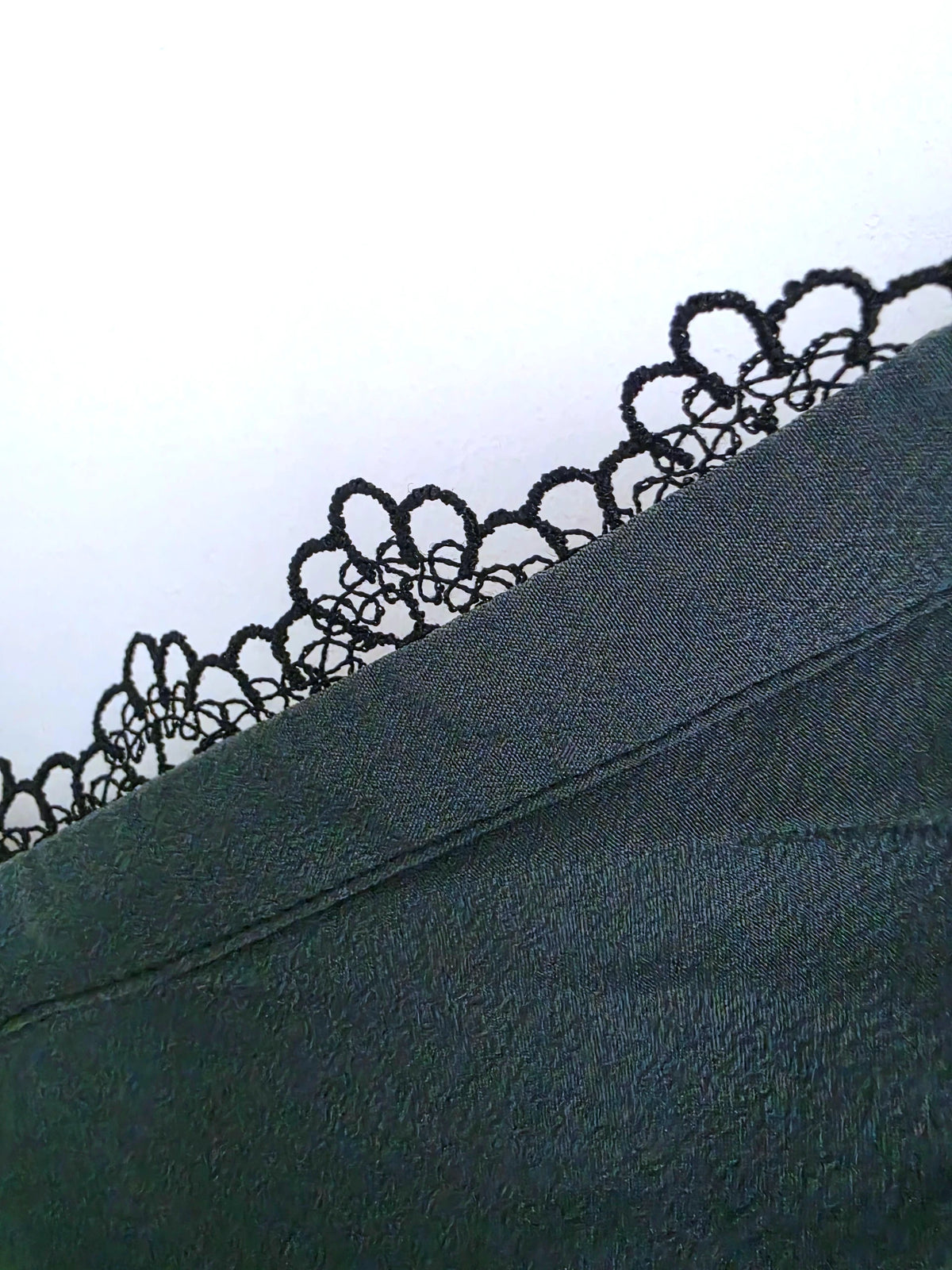 Débardeur vert à bordure en dentelle noire