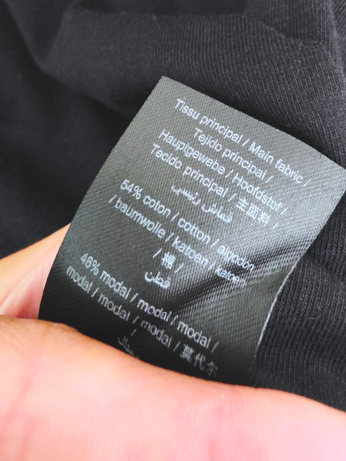 T-shirt noir muni de perles bijoux