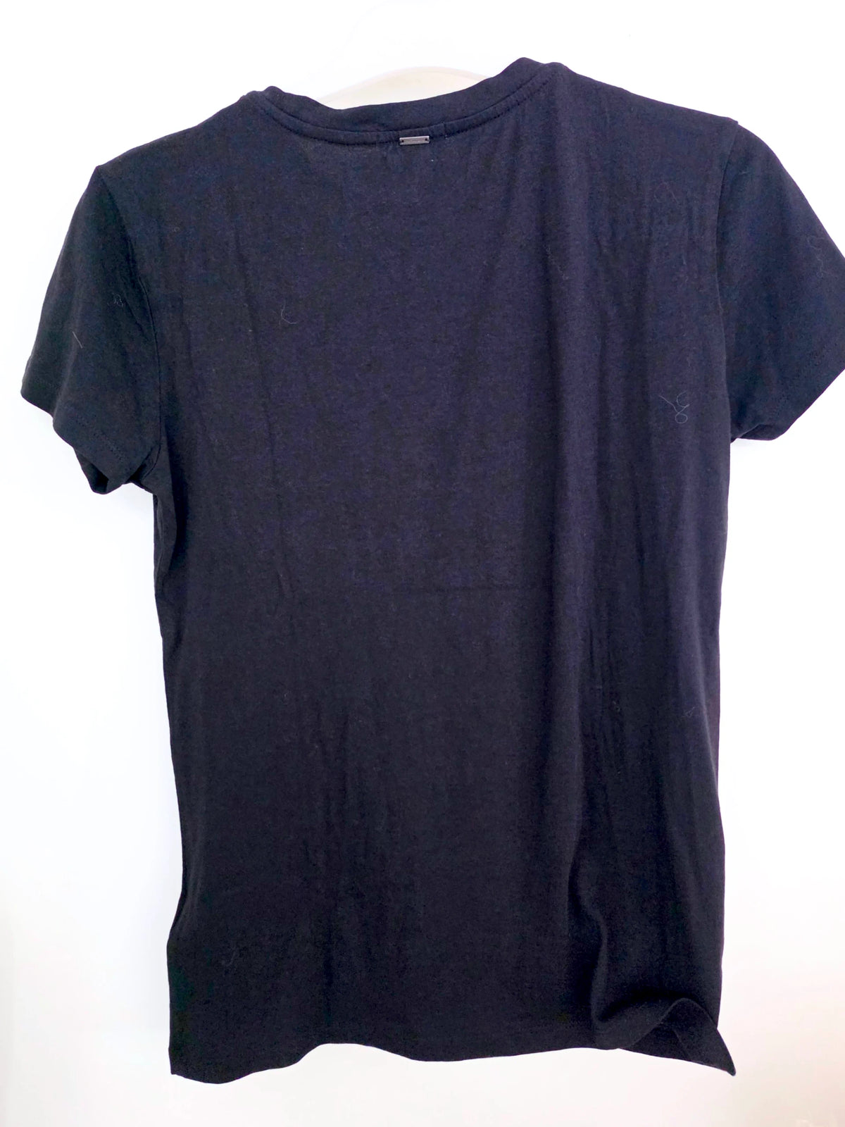 T-shirt noir muni de perles bijoux