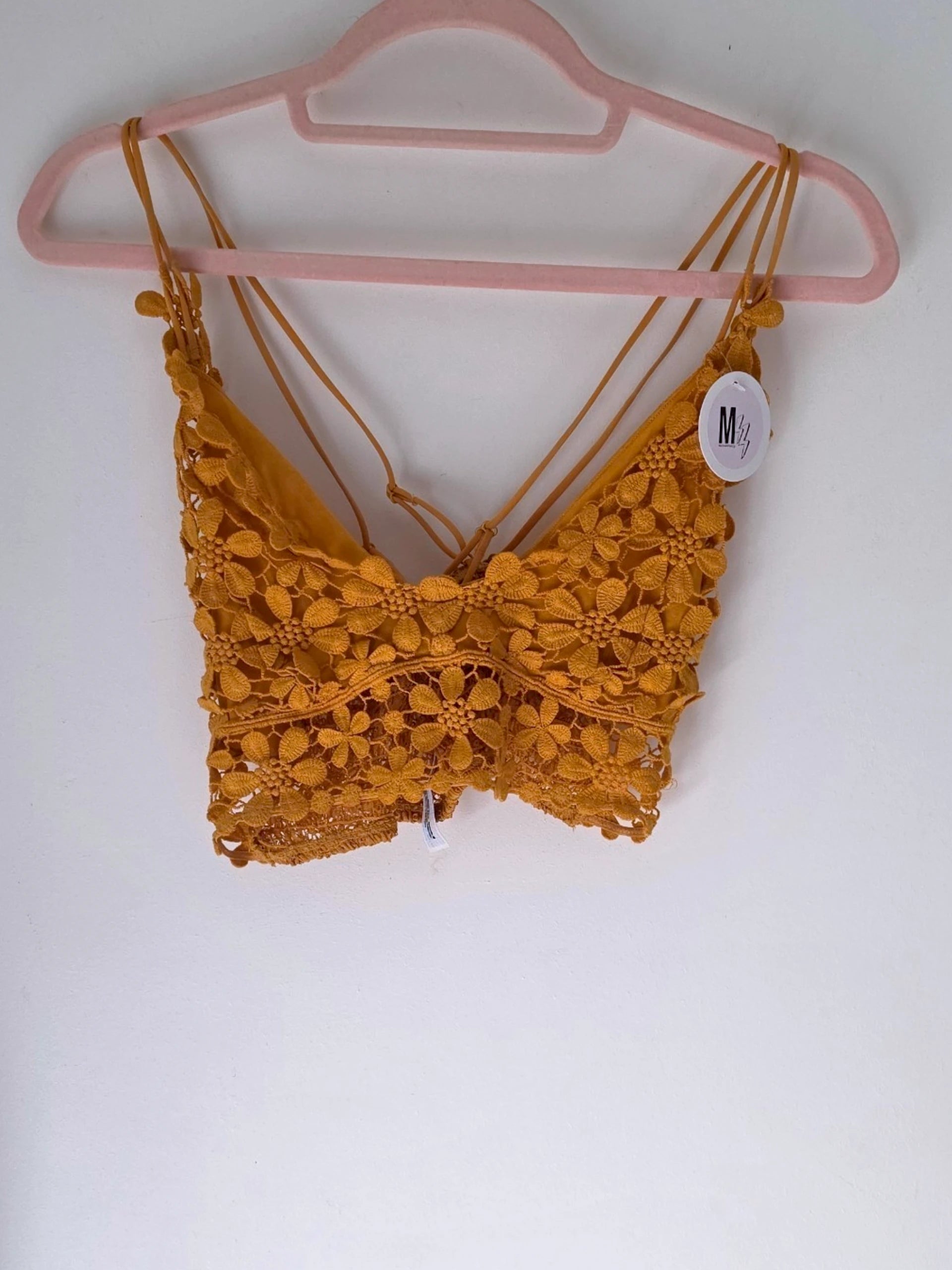 Brassière jaune en crochet