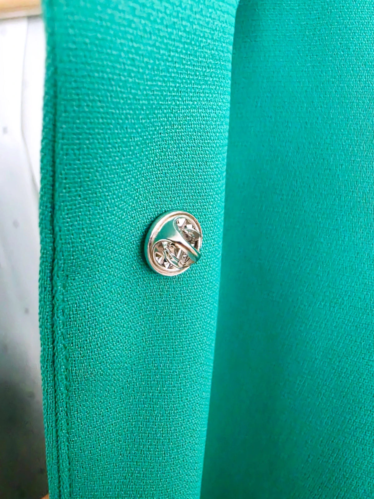 Veste cintrée verte avec pins éclair